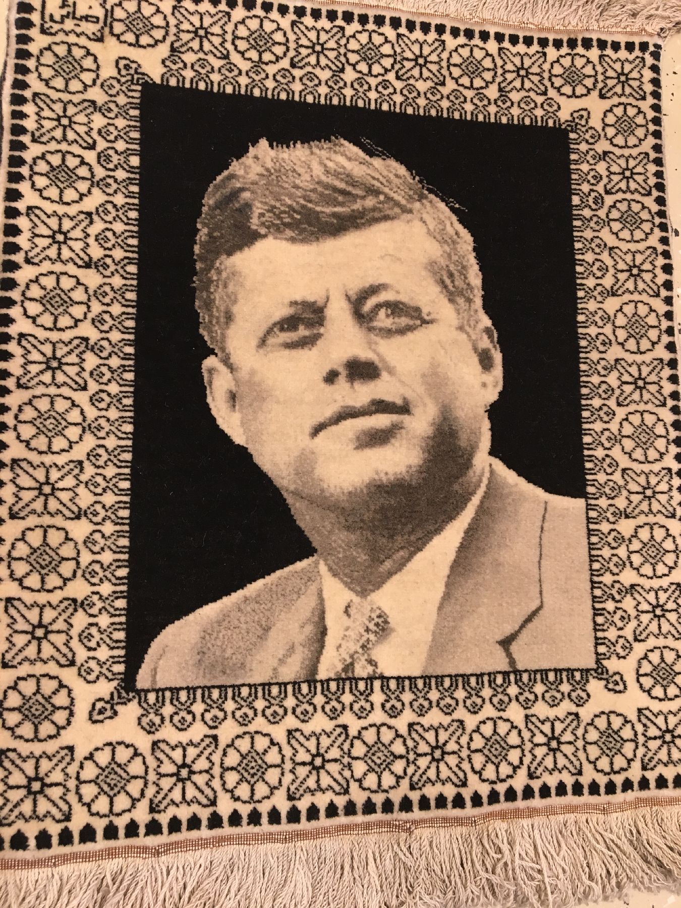 Detail a: Feiner Täbriz "Ziai" alt (John F.Kennedy) "Signiert", Nordwestpersien, um 1960, Korkwolle geknüpft auf Baumwolle. ...