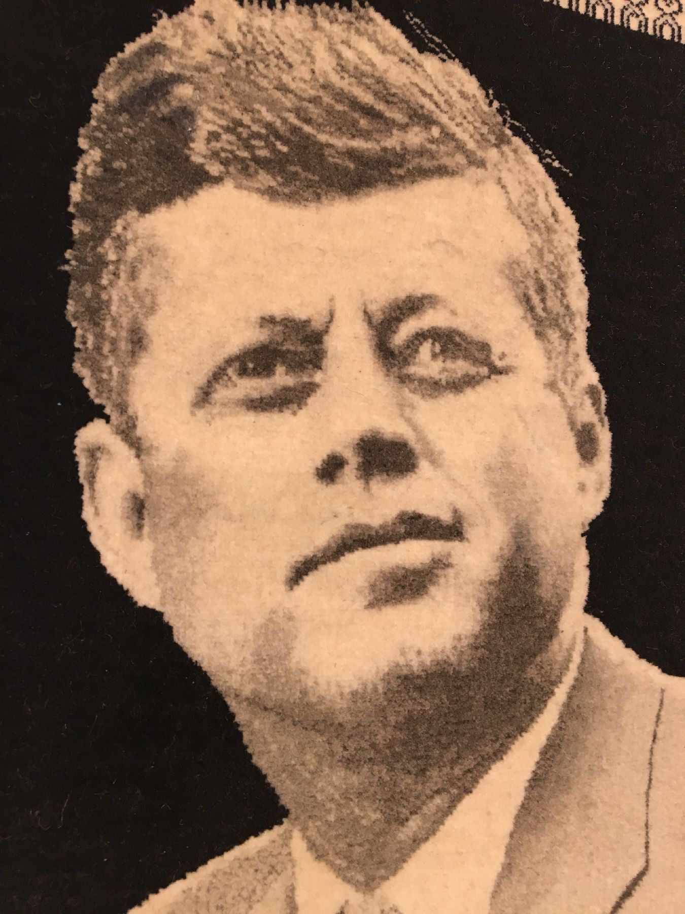 Detail b: Feiner Täbriz "Ziai" alt (John F.Kennedy) "Signiert", Nordwestpersien, um 1960, Korkwolle geknüpft auf Baumwolle. ...