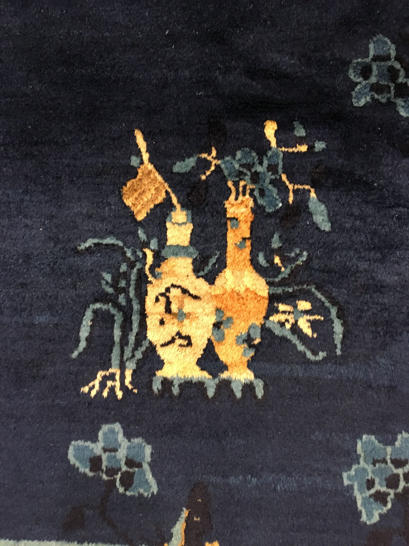 Detail d: Großer feiner Peking antik, Nordostchina, 19.Jhd., Korkwolle geknüpft auf Baumwolle. Feiner Peking Teppich mit hochwertiger indigofärbung. ...