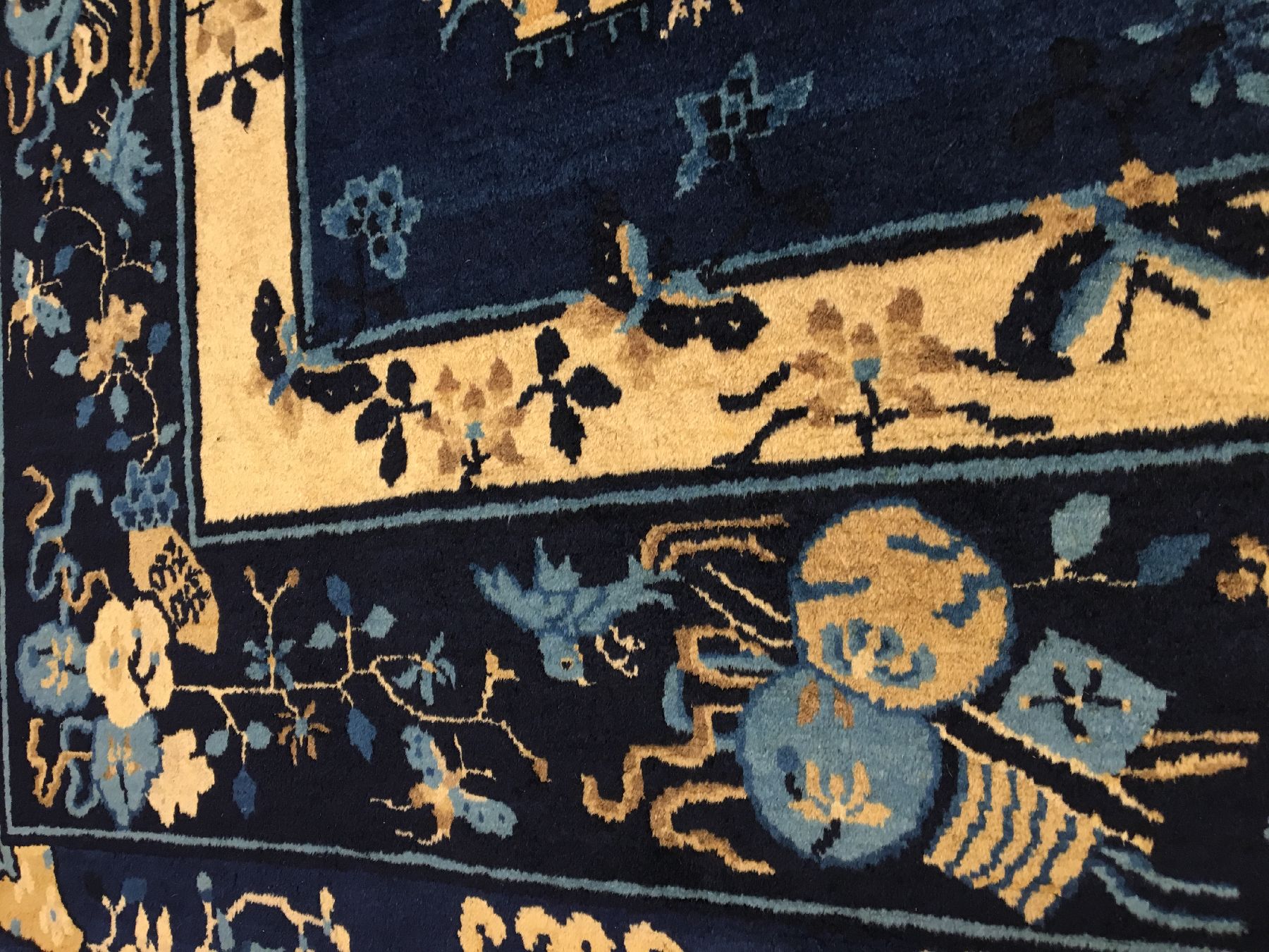 Detail e: Großer feiner Peking antik, Nordostchina, 19.Jhd., Korkwolle geknüpft auf Baumwolle. Feiner Peking Teppich mit hochwertiger indigofärbung. ...