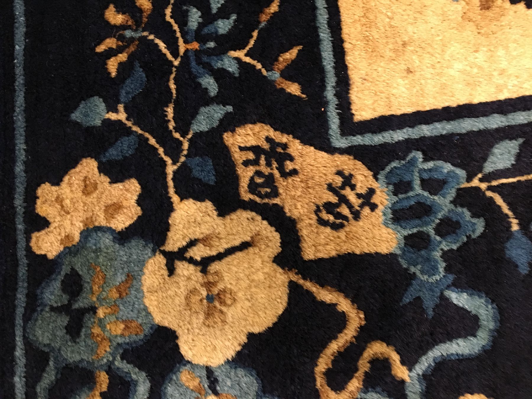 Detail g: Großer feiner Peking antik, Nordostchina, 19.Jhd., Korkwolle geknüpft auf Baumwolle. Feiner Peking Teppich mit hochwertiger indigofärbung. ...