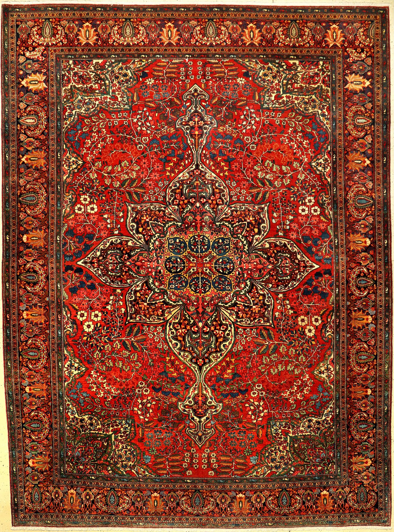 Großer feiner Farahan antik, Westpersien, 19.Jhd., Korkwolle geknüpft auf Baumwolle. Hochdekorativer Farahan mit kunstvollen Medaillon Muster. ...