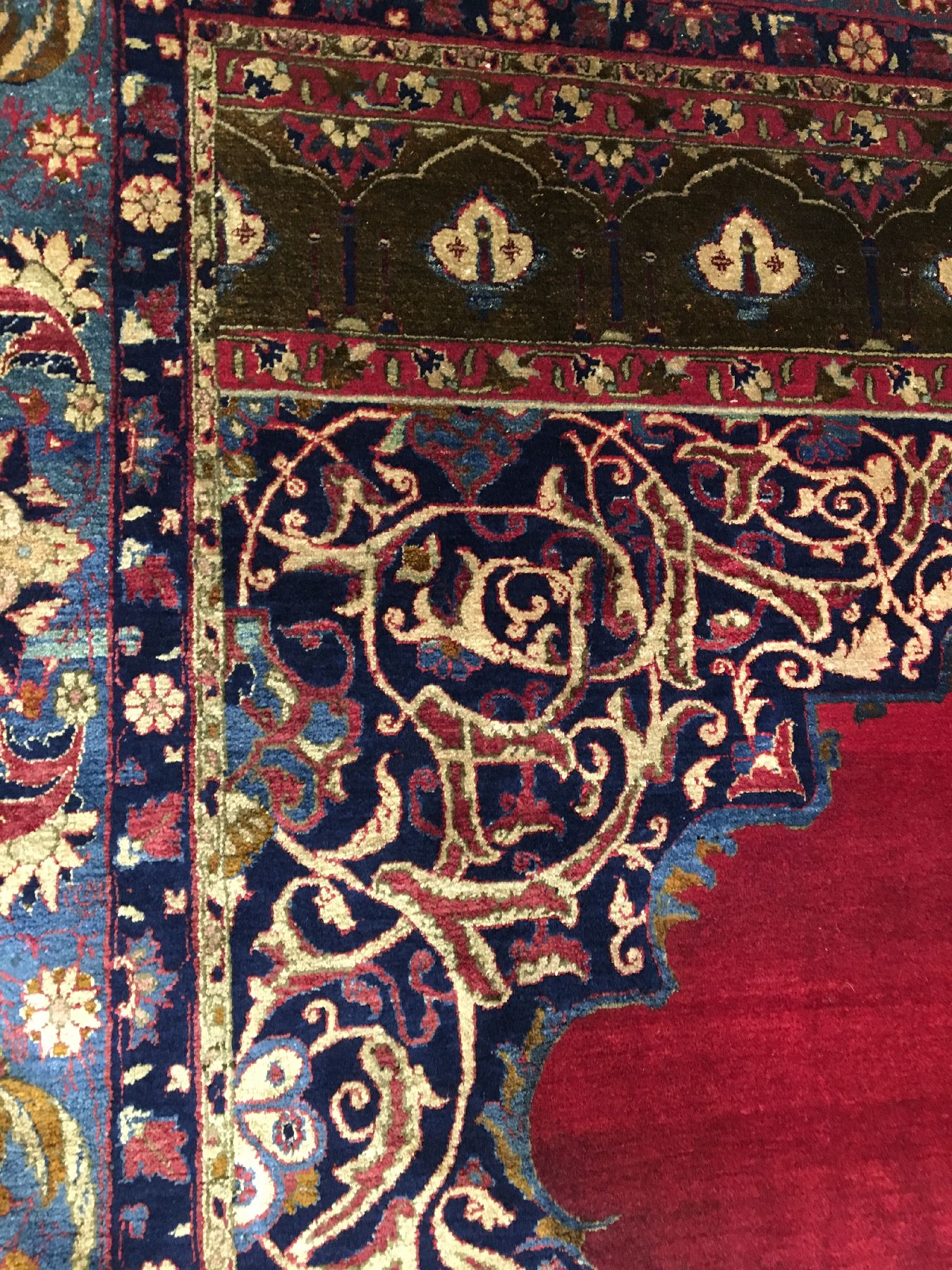 Detail e: Seltener feiner Seiden Keschan antik (Rote Gebetsfeld in Wolle), Zentralpersien, 19.Jhd., reine Naturseide mit Korkwolle geknüpft auf Seide. Der ...