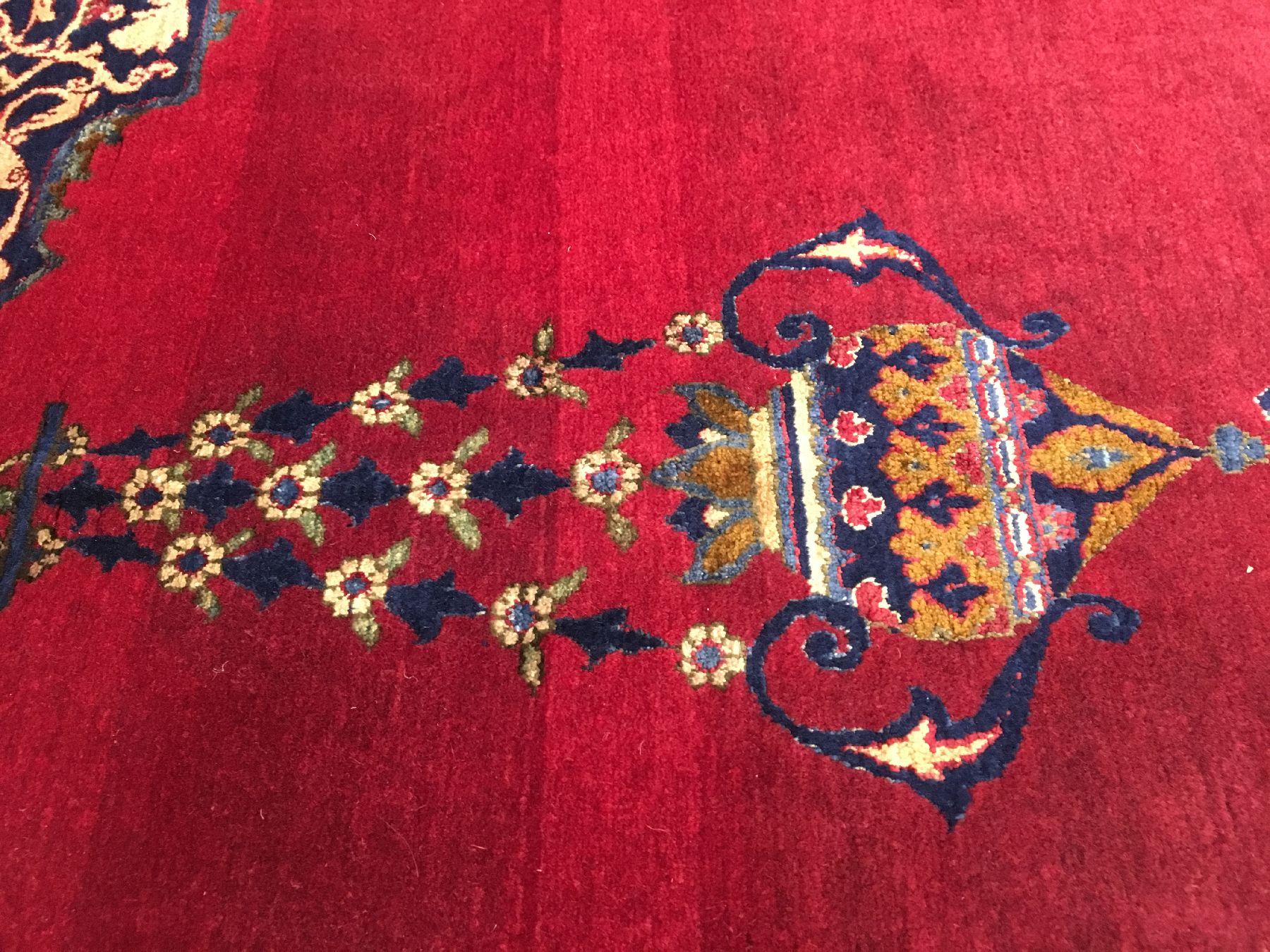 Detail f: Seltener feiner Seiden Keschan antik (Rote Gebetsfeld in Wolle), Zentralpersien, 19.Jhd., reine Naturseide mit Korkwolle geknüpft auf Seide. Der ...