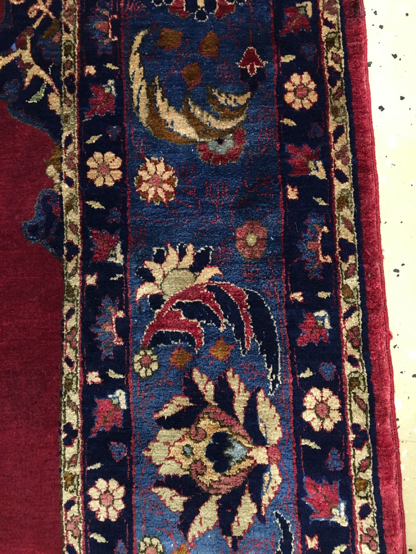 Detail h: Seltener feiner Seiden Keschan antik (Rote Gebetsfeld in Wolle), Zentralpersien, 19.Jhd., reine Naturseide mit Korkwolle geknüpft auf Seide. Der ...