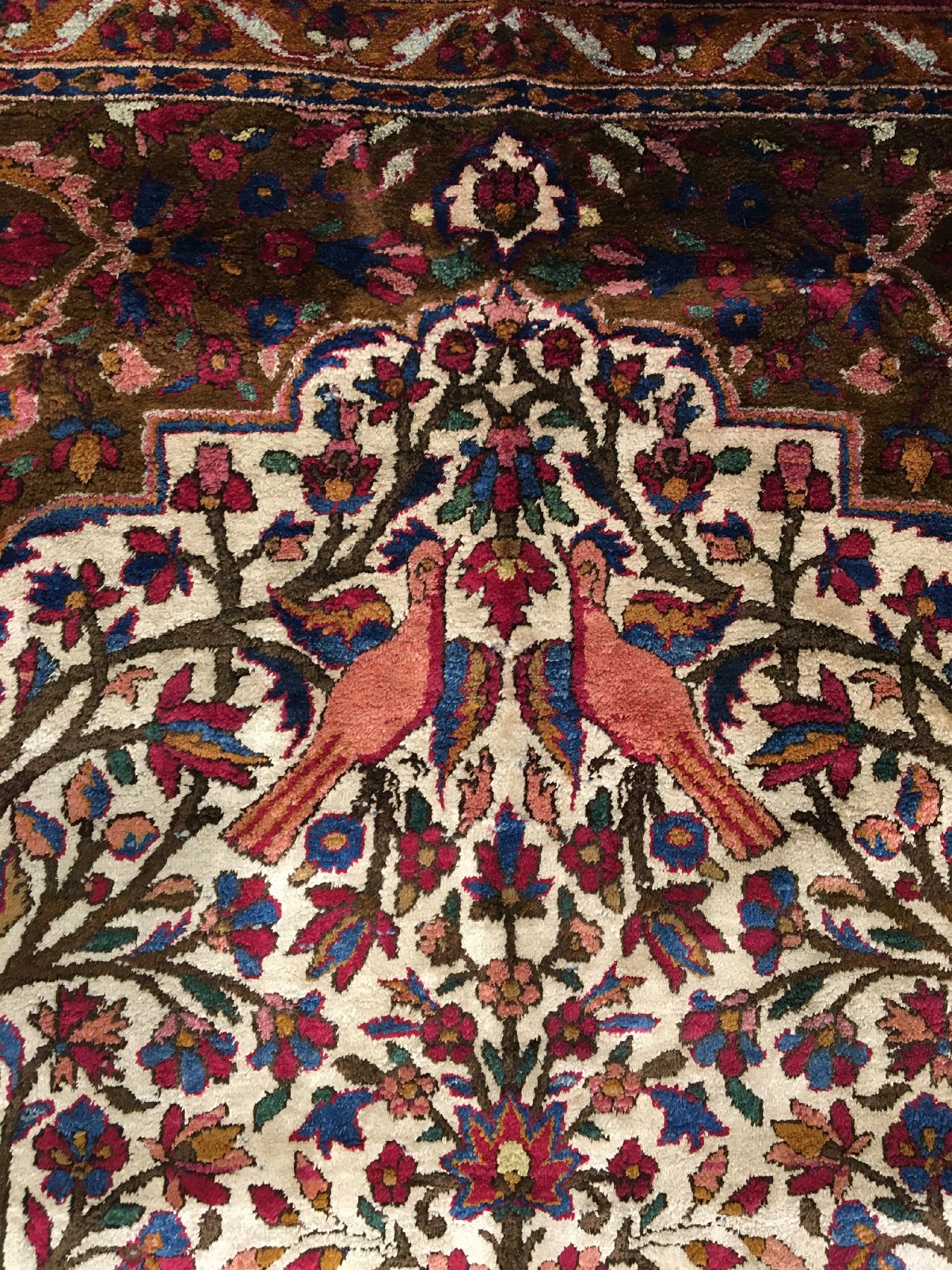 Detail d: Feiner weißgrundiger Seiden Keschan antik, Zentralpersien, 19.Jhd., reine Naturseide geknüpft auf Baumwolle. Feiner Seiden Keschan mit klassischen ...