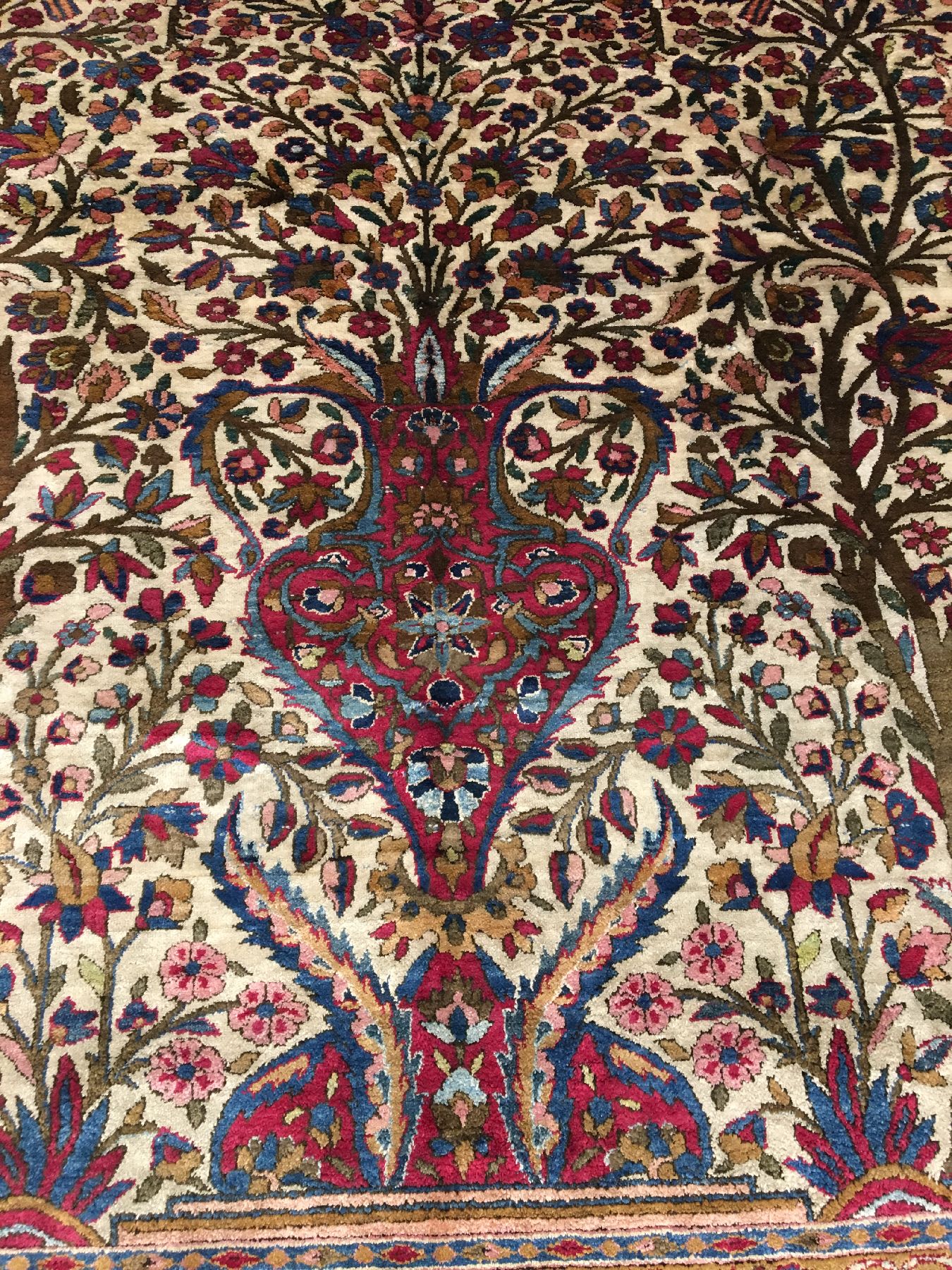 Detail e: Feiner weißgrundiger Seiden Keschan antik, Zentralpersien, 19.Jhd., reine Naturseide geknüpft auf Baumwolle. Feiner Seiden Keschan mit klassischen ...