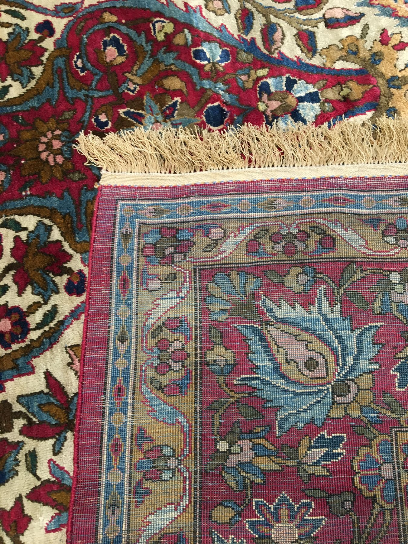 Detail i: Feiner weißgrundiger Seiden Keschan antik, Zentralpersien, 19.Jhd., reine Naturseide geknüpft auf Baumwolle. Feiner Seiden Keschan mit klassischen ...