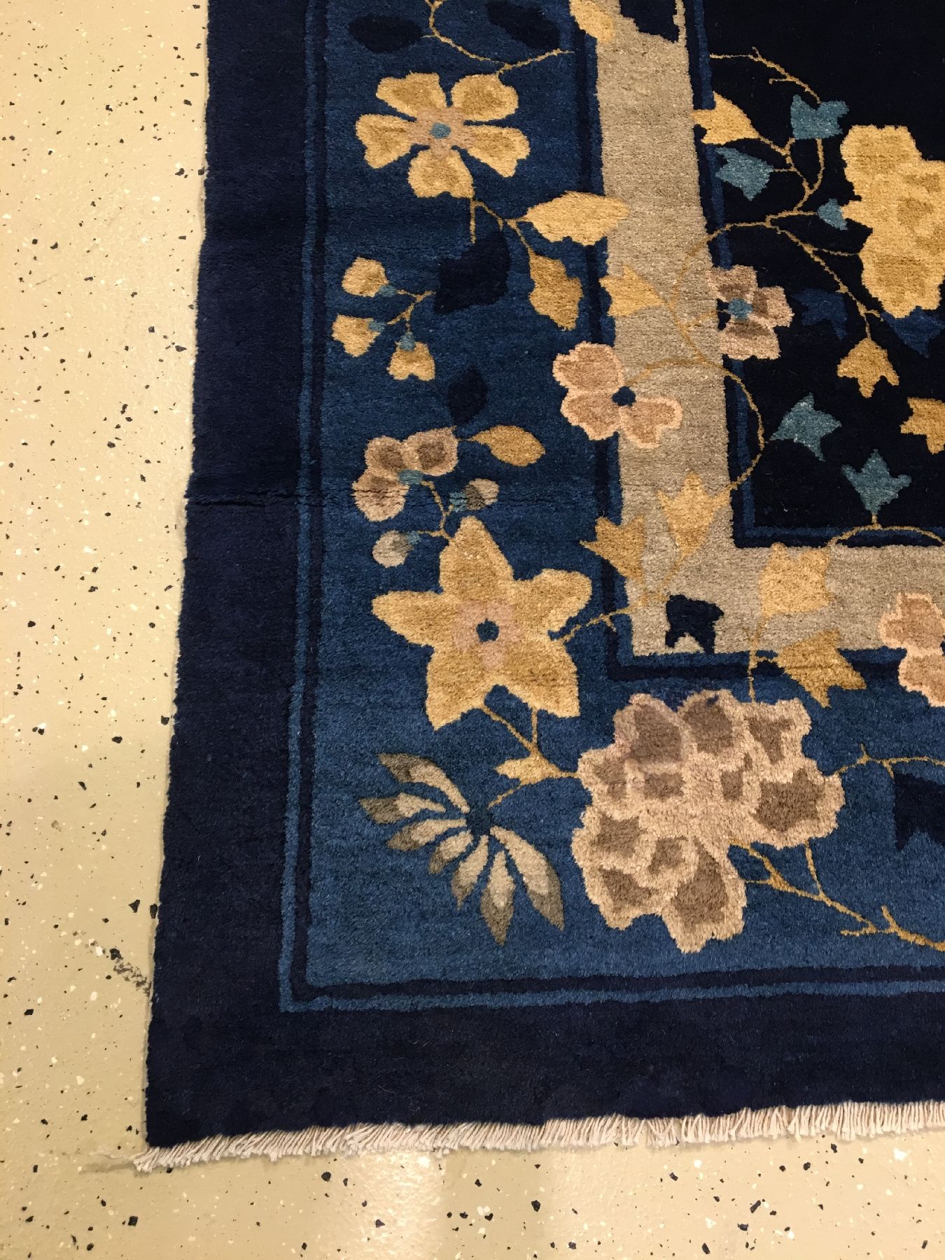 Detail d: Großer feiner Peking antik, Nordostchina, Ende 19.Jhd., Korkwolle geknüpft auf Baumwolle. Dekorativer Peking mit Medaillon Muster auf indigoblauen ...