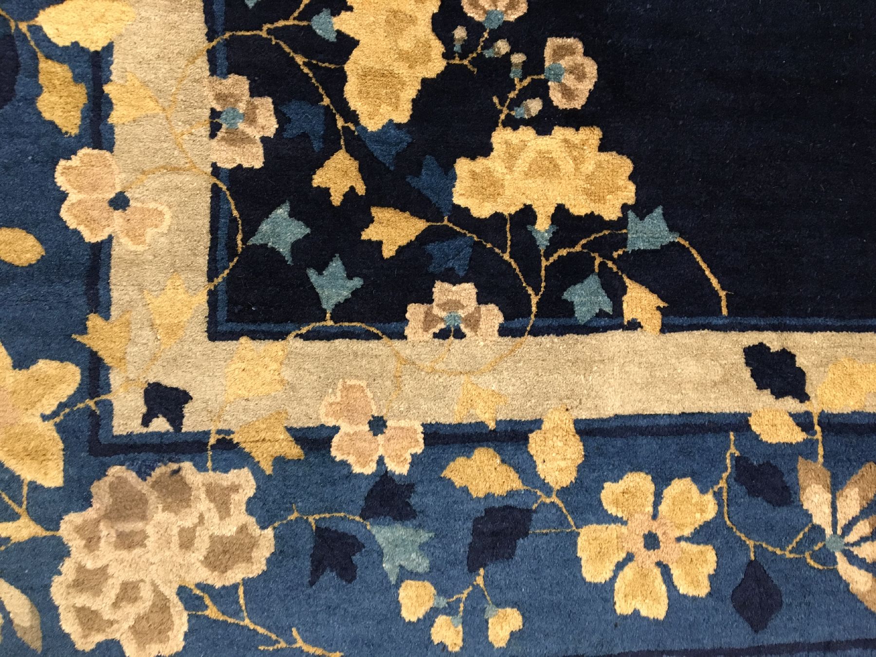 Detail e: Großer feiner Peking antik, Nordostchina, Ende 19.Jhd., Korkwolle geknüpft auf Baumwolle. Dekorativer Peking mit Medaillon Muster auf indigoblauen ...
