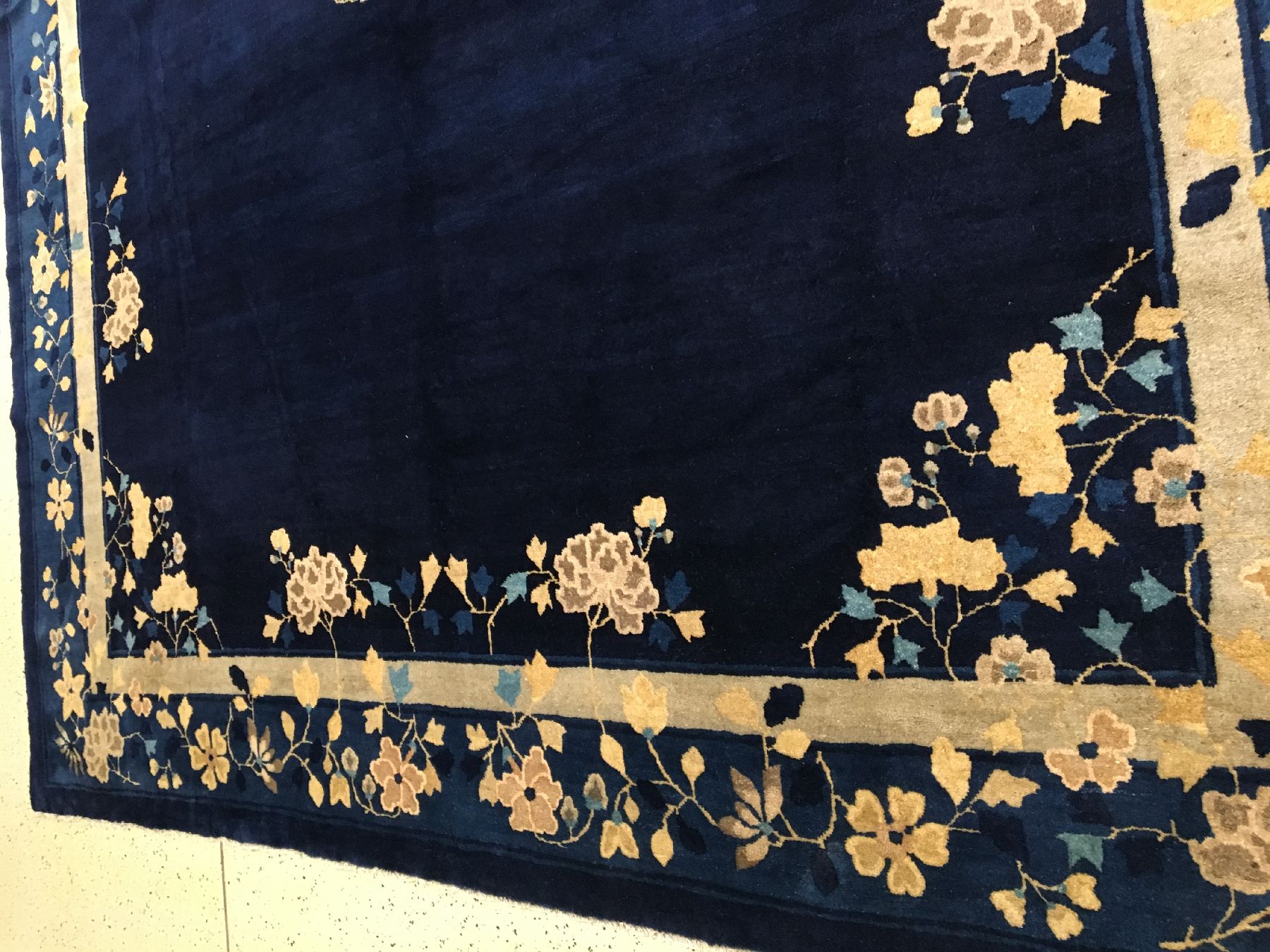 Detail f: Großer feiner Peking antik, Nordostchina, Ende 19.Jhd., Korkwolle geknüpft auf Baumwolle. Dekorativer Peking mit Medaillon Muster auf indigoblauen ...