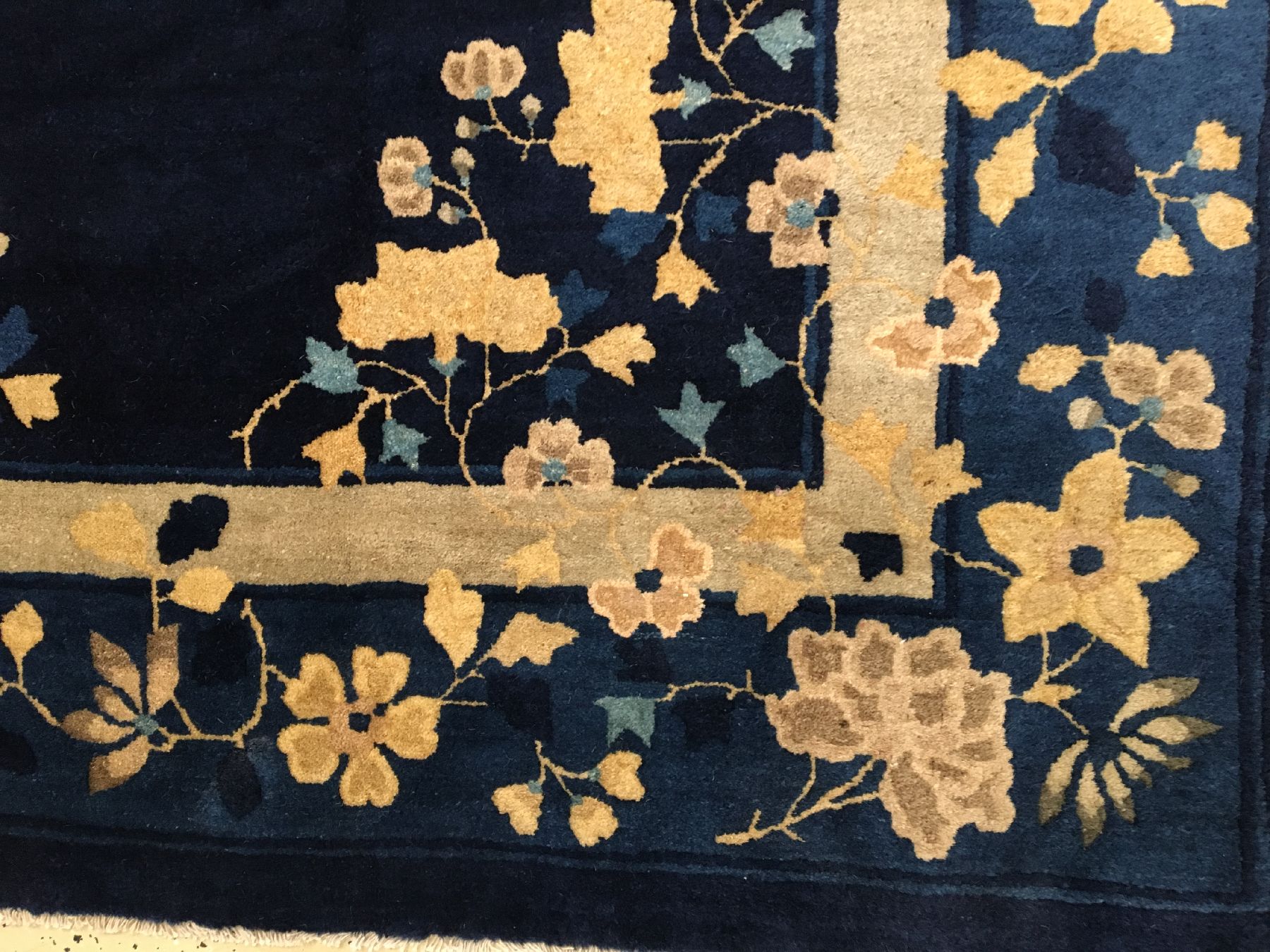 Detail g: Großer feiner Peking antik, Nordostchina, Ende 19.Jhd., Korkwolle geknüpft auf Baumwolle. Dekorativer Peking mit Medaillon Muster auf indigoblauen ...