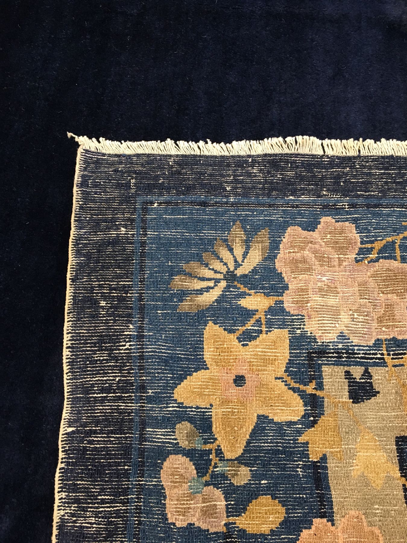 Detail j: Großer feiner Peking antik, Nordostchina, Ende 19.Jhd., Korkwolle geknüpft auf Baumwolle. Dekorativer Peking mit Medaillon Muster auf indigoblauen ...