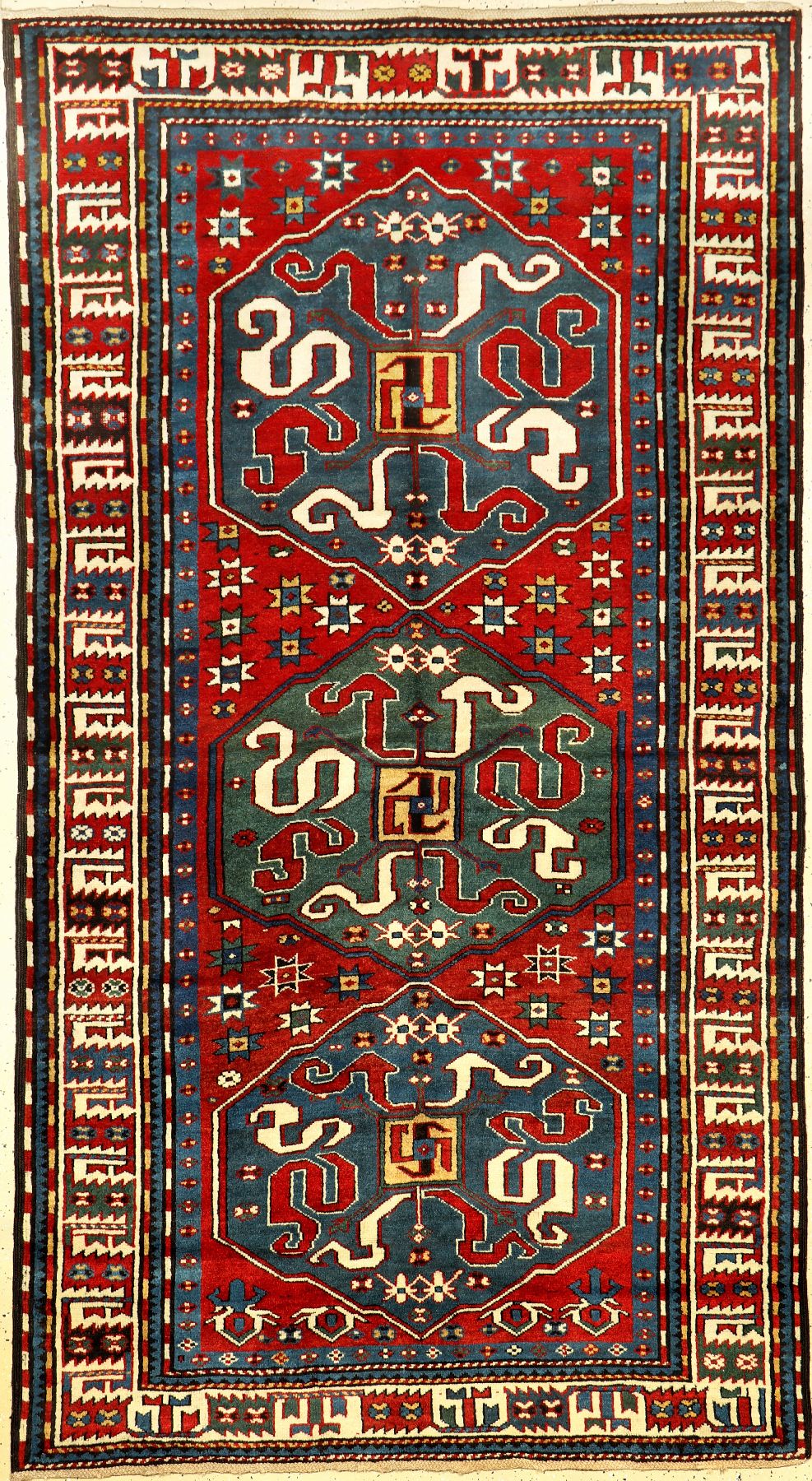 Chondzoresk Kasak antik (Wolkenband Kasak), Südkaukasus, 19.Jhd., Wolle geknüpft auf Wolle. Wolkenband Kasak mit drei vollständige Medaillons auf ...