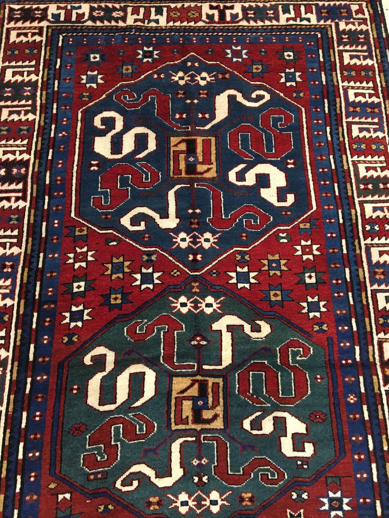 Detail b: Chondzoresk Kasak antik (Wolkenband Kasak), Südkaukasus, 19.Jhd., Wolle geknüpft auf Wolle. Wolkenband Kasak mit drei vollständige Medaillons auf ...