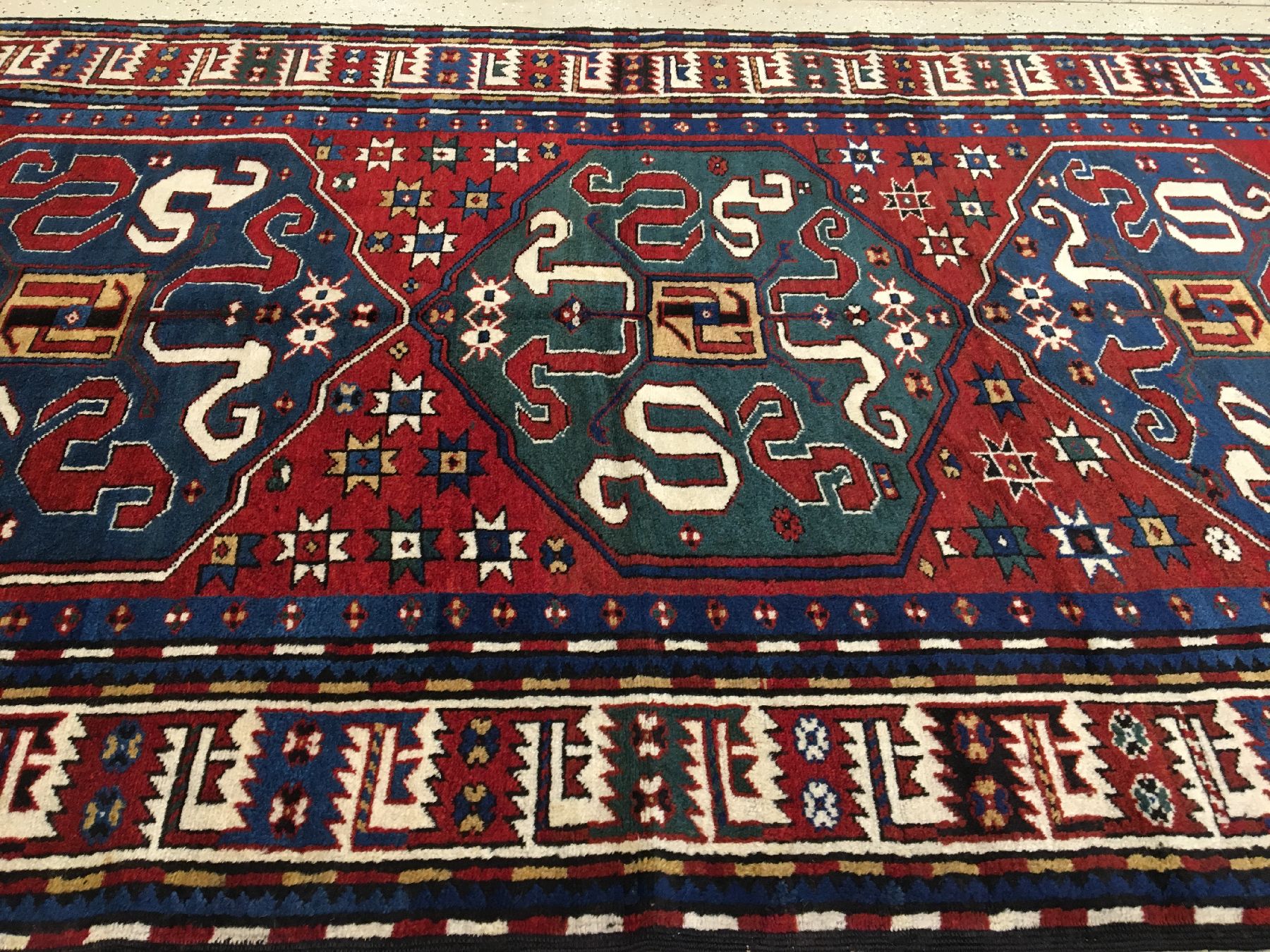 Detail d: Chondzoresk Kasak antik (Wolkenband Kasak), Südkaukasus, 19.Jhd., Wolle geknüpft auf Wolle. Wolkenband Kasak mit drei vollständige Medaillons auf ...