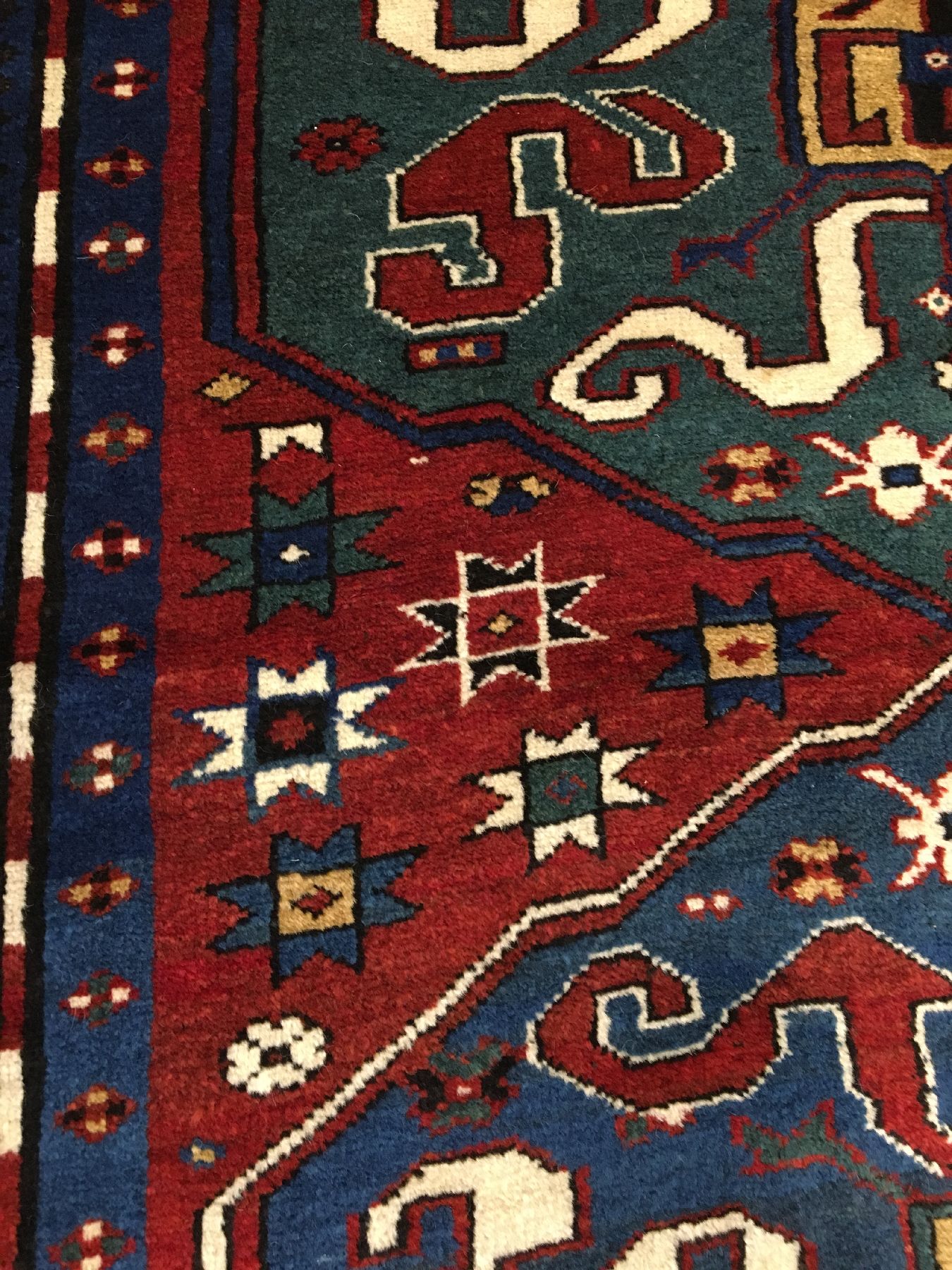 Detail e: Chondzoresk Kasak antik (Wolkenband Kasak), Südkaukasus, 19.Jhd., Wolle geknüpft auf Wolle. Wolkenband Kasak mit drei vollständige Medaillons auf ...