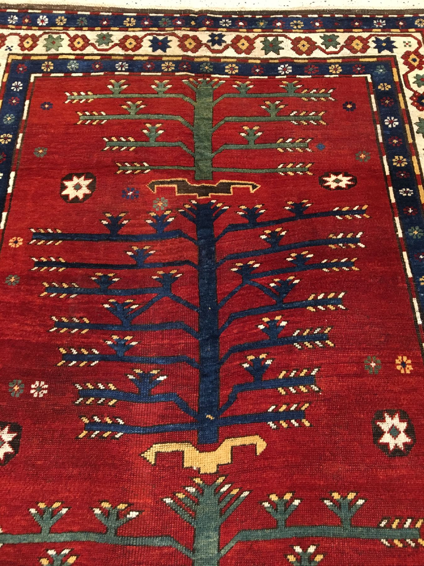 Detail d: Seltener Baum Kasak antik, Südwestkaukasus, 19.Jhd., Wolle geknüpft auf Wolle. Zwei grüne und ein indigoblauer Baum belegen klassisch den ...