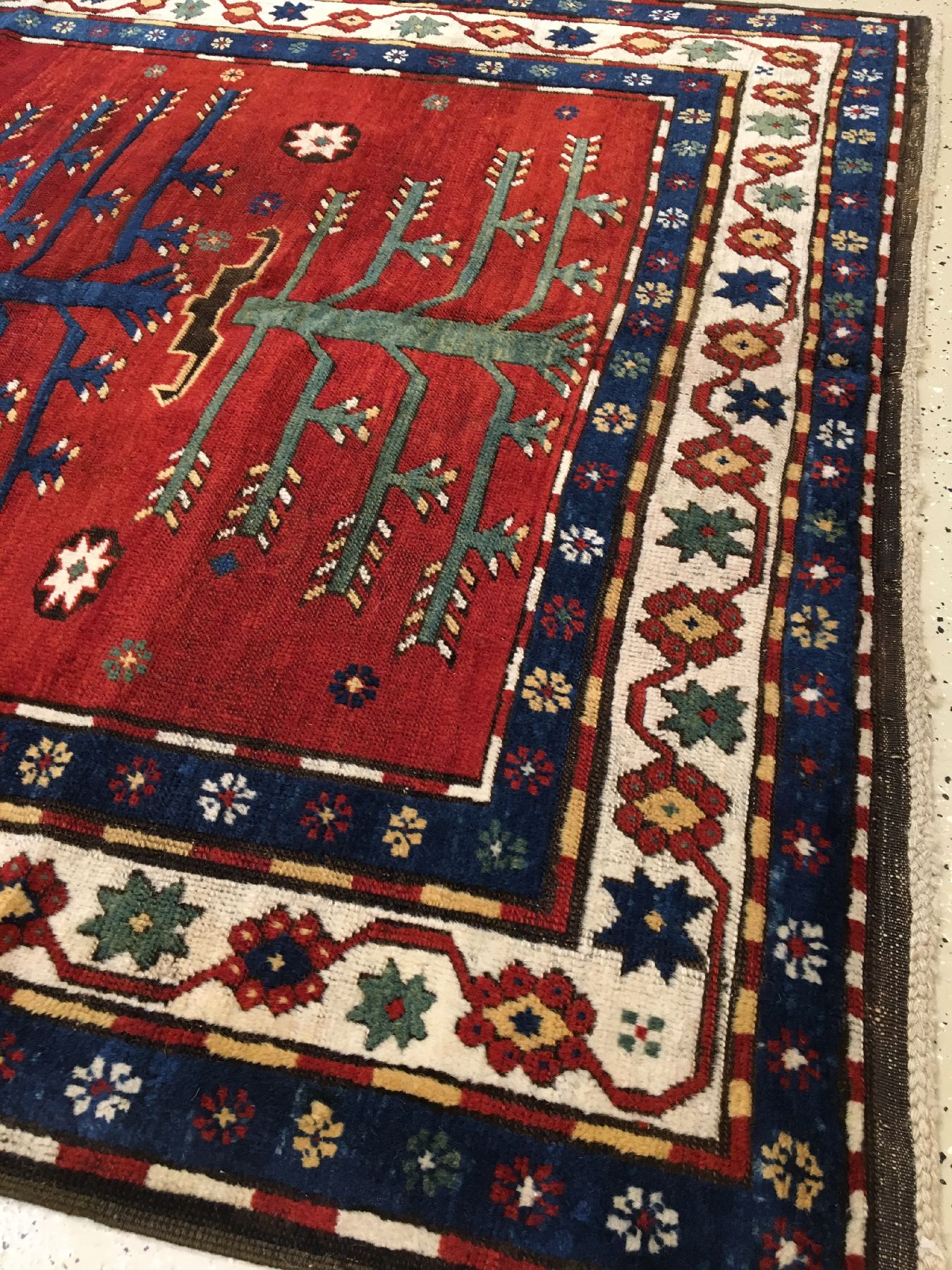 Detail e: Seltener Baum Kasak antik, Südwestkaukasus, 19.Jhd., Wolle geknüpft auf Wolle. Zwei grüne und ein indigoblauer Baum belegen klassisch den ...