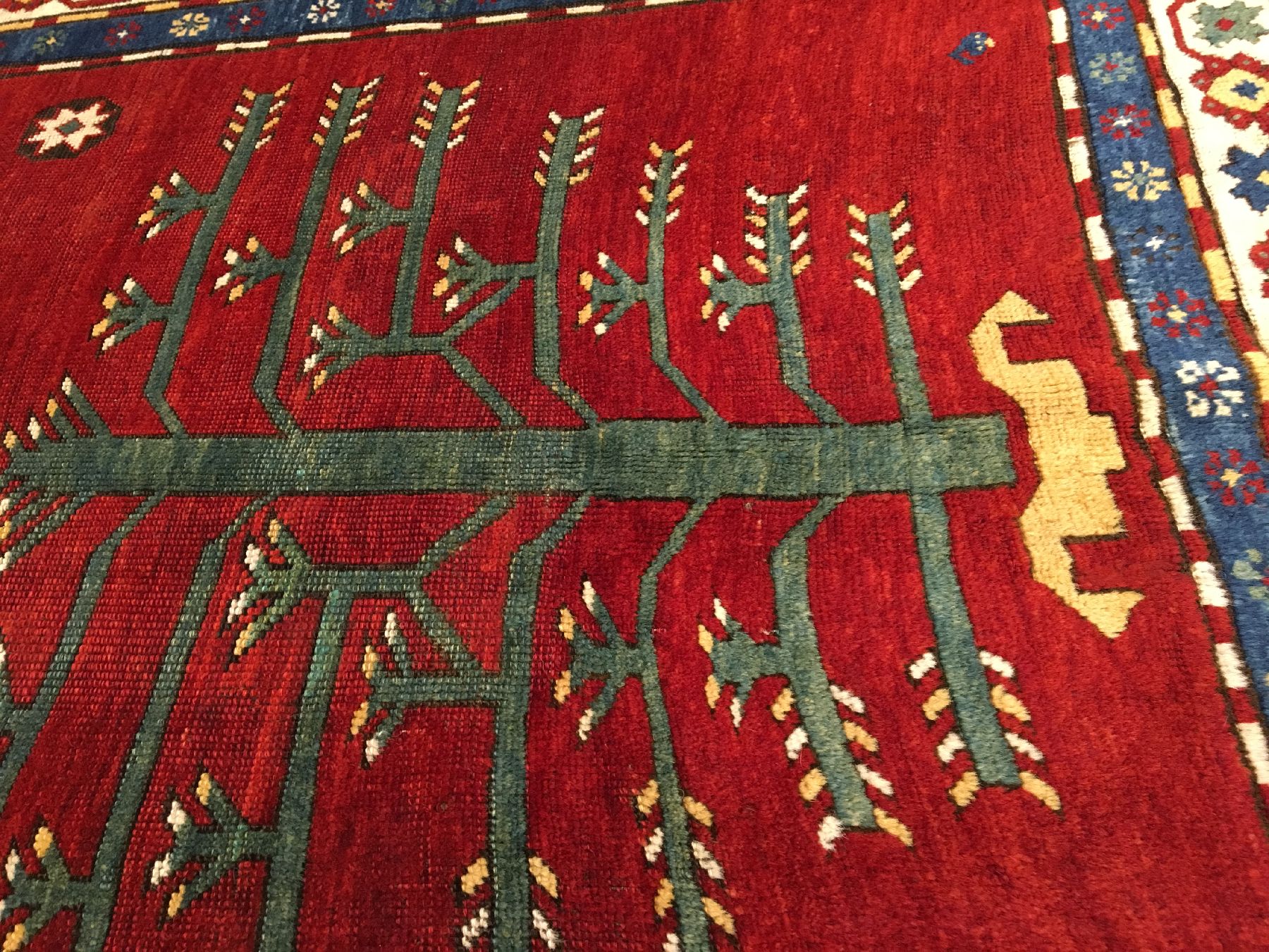Detail f: Seltener Baum Kasak antik, Südwestkaukasus, 19.Jhd., Wolle geknüpft auf Wolle. Zwei grüne und ein indigoblauer Baum belegen klassisch den ...