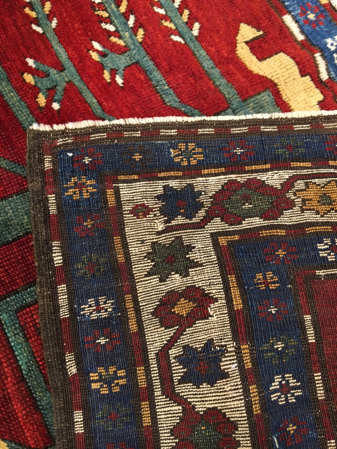 Detail i: Seltener Baum Kasak antik, Südwestkaukasus, 19.Jhd., Wolle geknüpft auf Wolle. Zwei grüne und ein indigoblauer Baum belegen klassisch den ...
