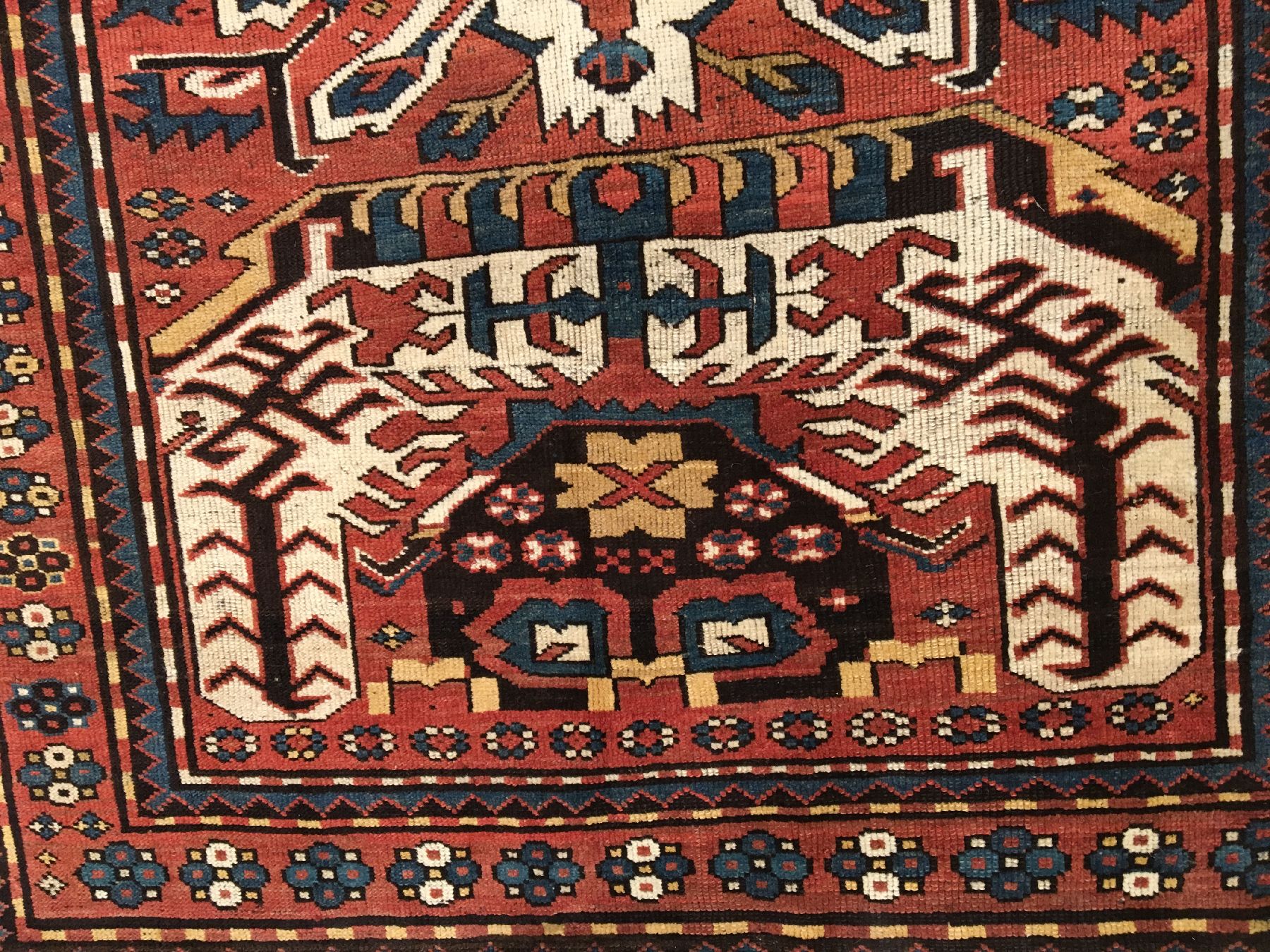 Detail e: Tschelaberd Kasak antik (Adler Kasak), Südkaukasus, 19.Jhd., Wolle geknüpft auf Wolle. Seltener Adler Kasak mit einen Adler-Gül und zwei ...
