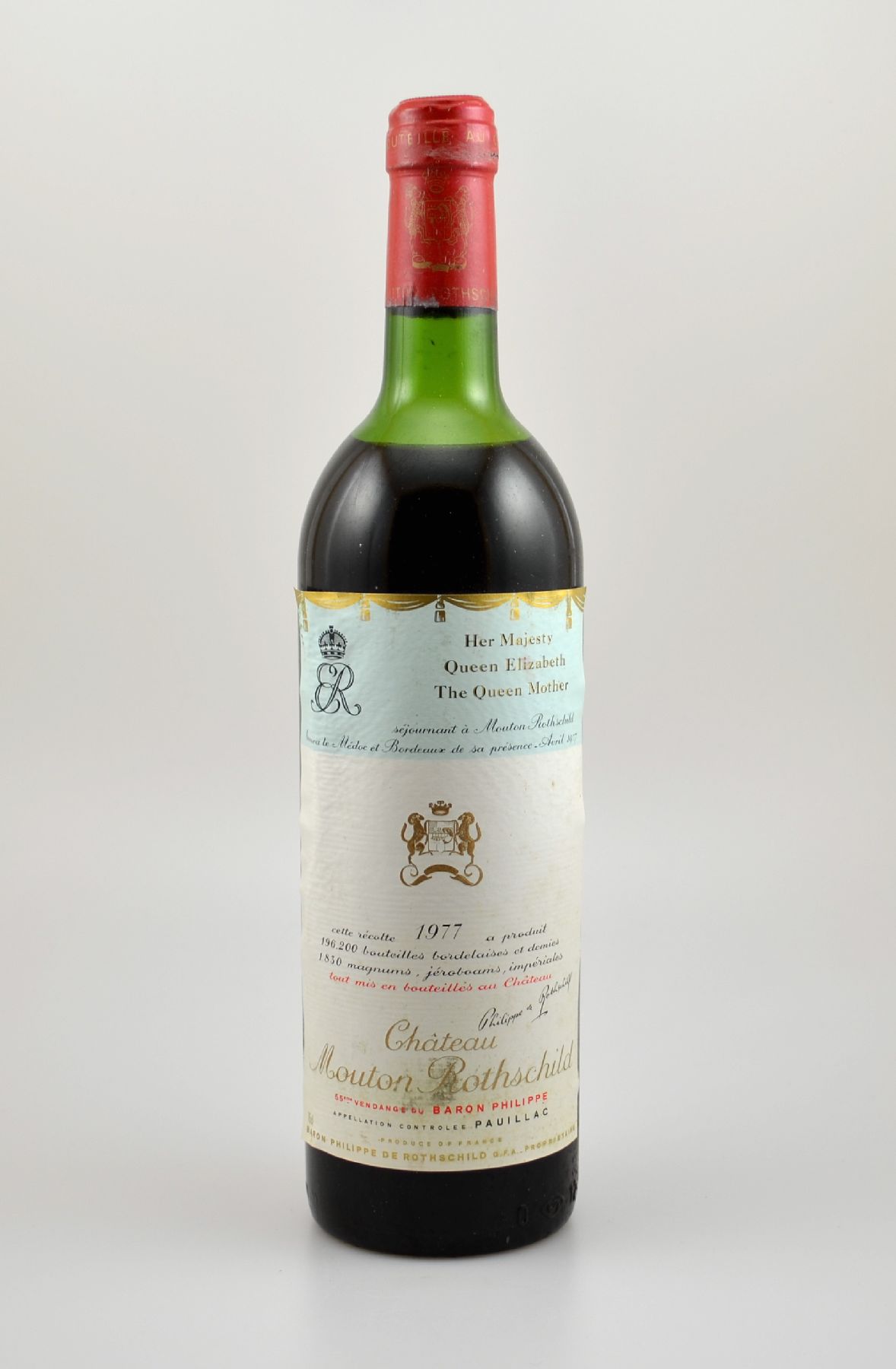 1 Flasche 1977 Chateau Mouton Rothschild, Pauillac, Premier Grand Cru Classe, ca. 75 cl, Füllstand: ca. upper mid shoulder, Etikett l. beschmutzt, ...