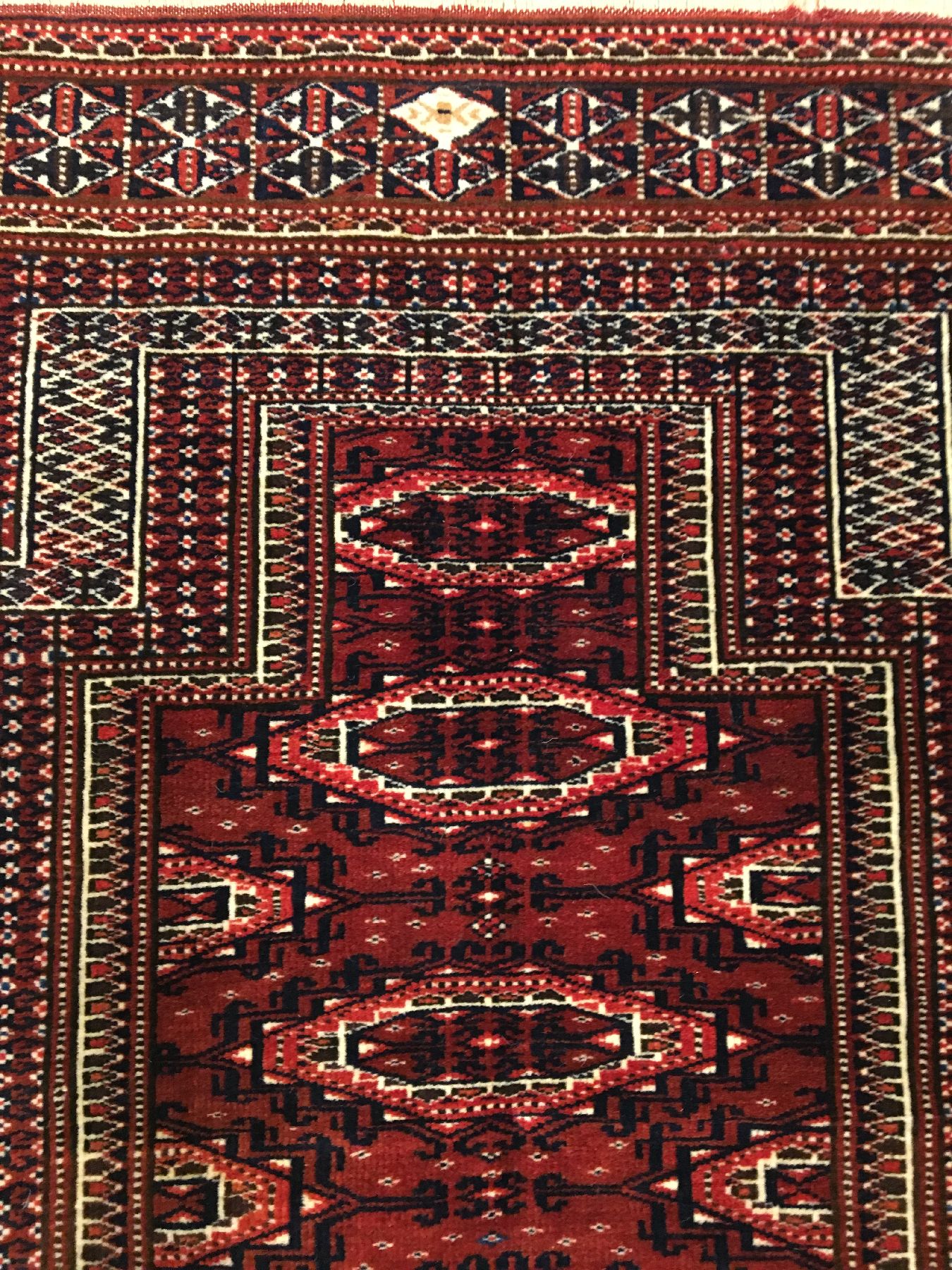 Detail b: Göklan "Gebetsteppich" alt, Nordostpersien, um 1920/1930, Wolle geknüpft auf Wolle. Kleiner Gebetsteppich der Turkmenen in Persienmit ...