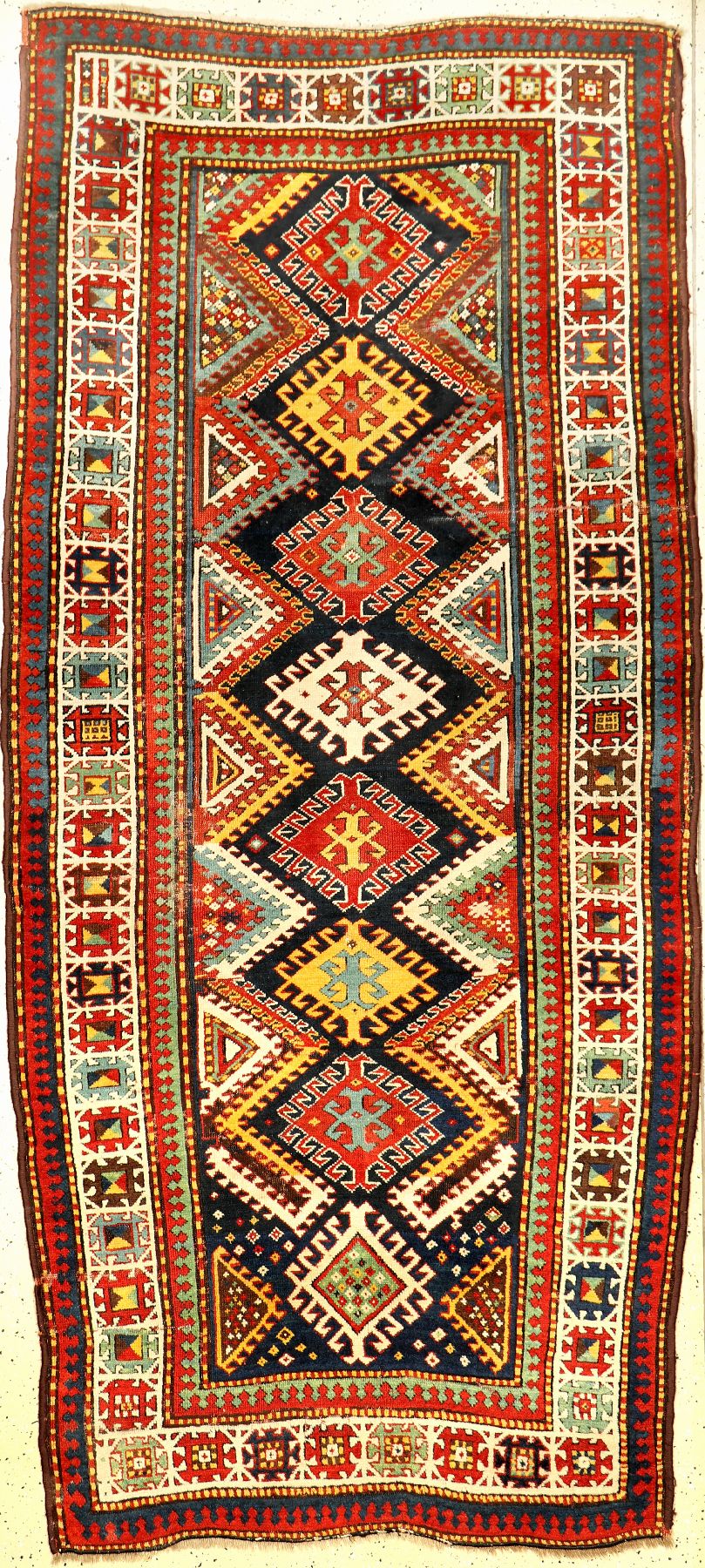Kasak antik, Südwestkaukasus, 19.Jhd., Wolle geknüpft auf Wolle. Farbenfroher Kasak im Long-Rug Format mit erstklassigen Naturfarben. Hakenrauten ...
