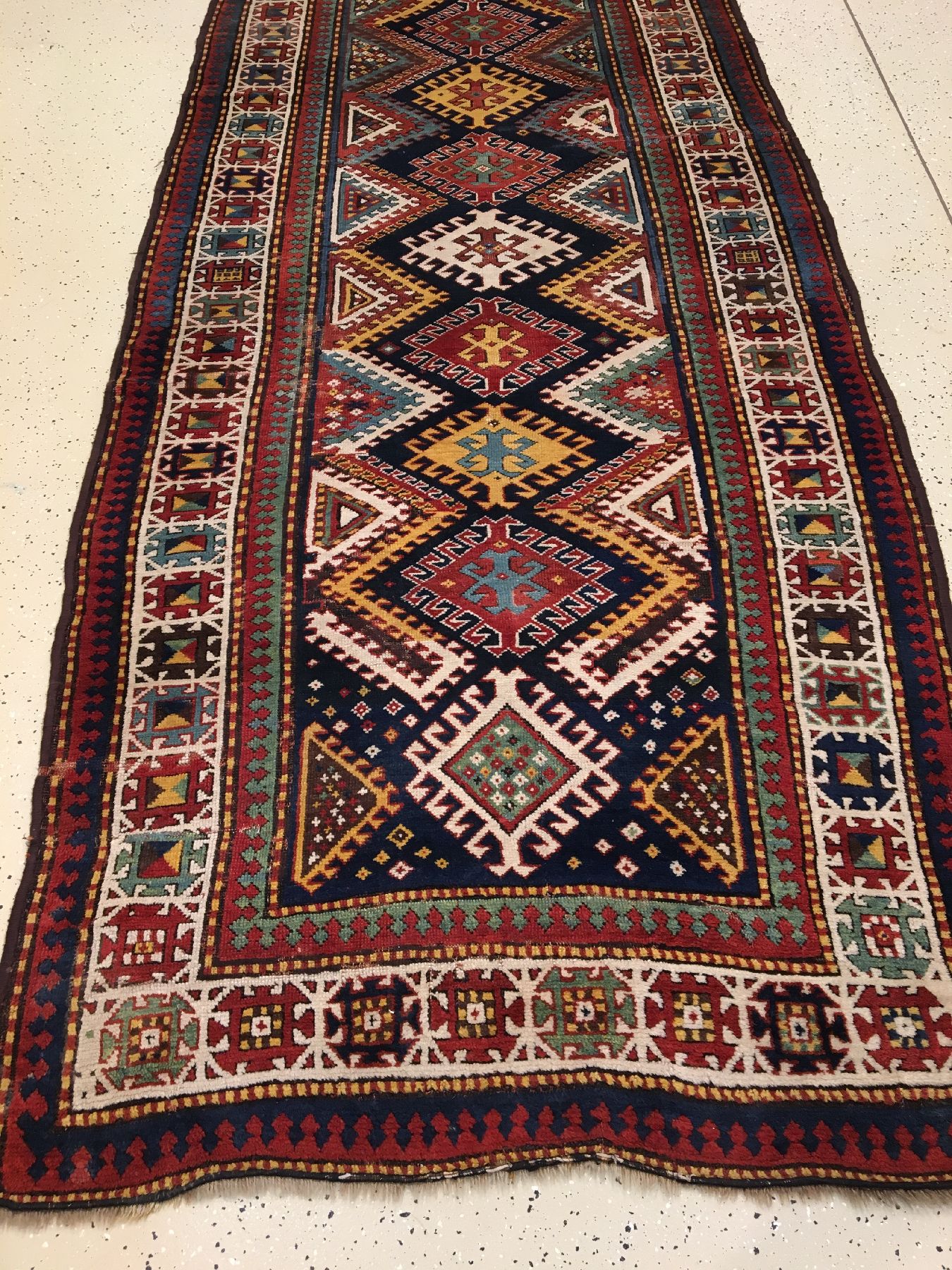 Detail a: Kasak antik, Südwestkaukasus, 19.Jhd., Wolle geknüpft auf Wolle. Farbenfroher Kasak im Long-Rug Format mit erstklassigen Naturfarben. Hakenrauten ...