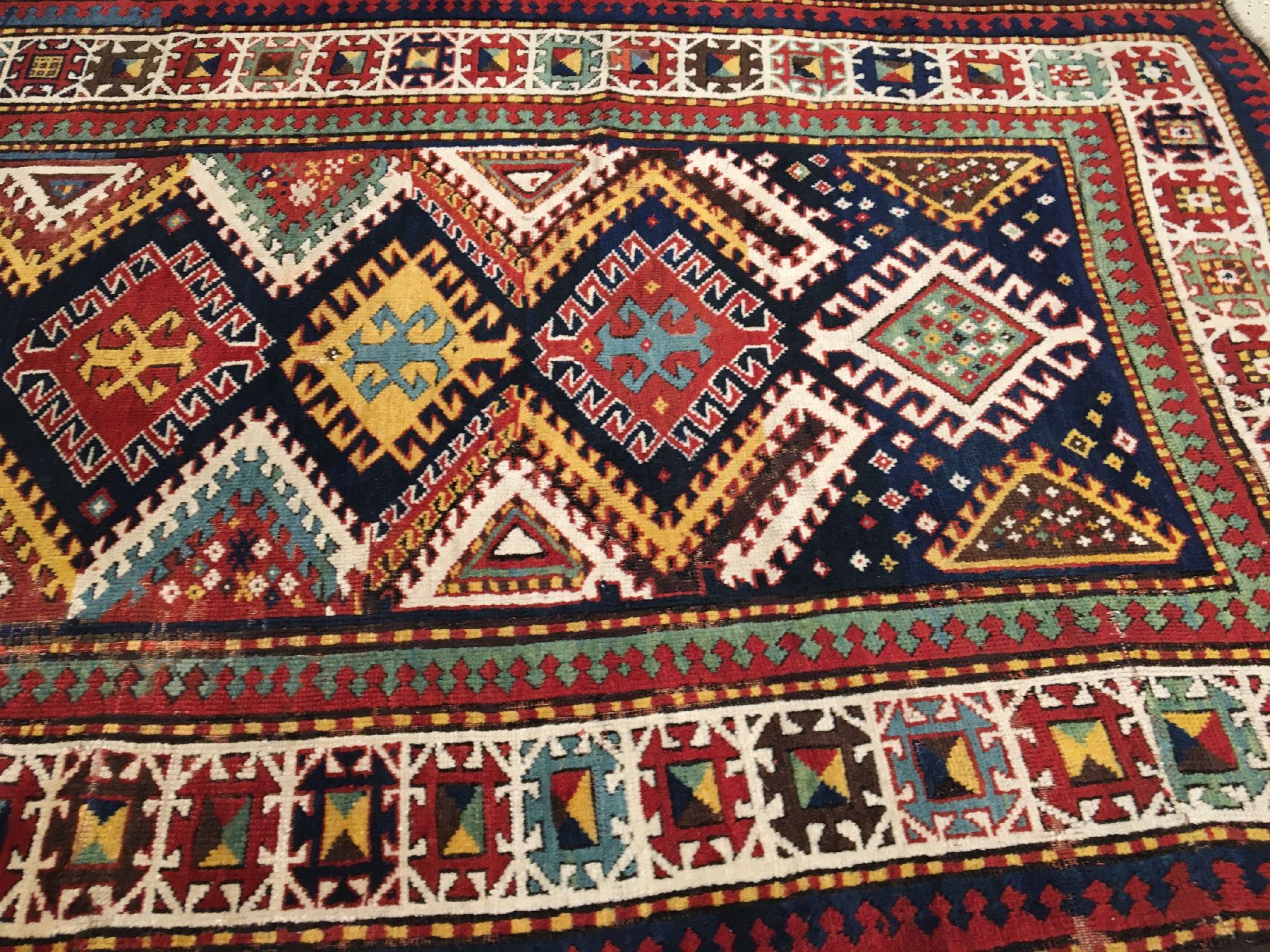 Detail b: Kasak antik, Südwestkaukasus, 19.Jhd., Wolle geknüpft auf Wolle. Farbenfroher Kasak im Long-Rug Format mit erstklassigen Naturfarben. Hakenrauten ...