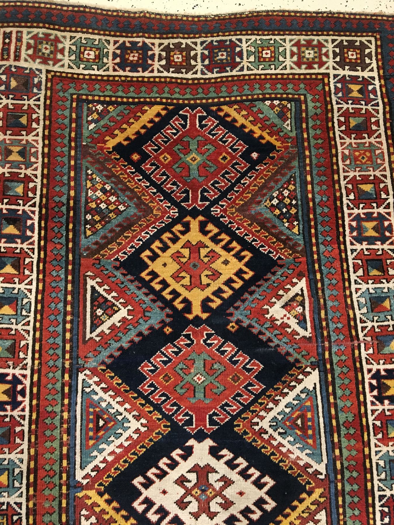 Detail c: Kasak antik, Südwestkaukasus, 19.Jhd., Wolle geknüpft auf Wolle. Farbenfroher Kasak im Long-Rug Format mit erstklassigen Naturfarben. Hakenrauten ...