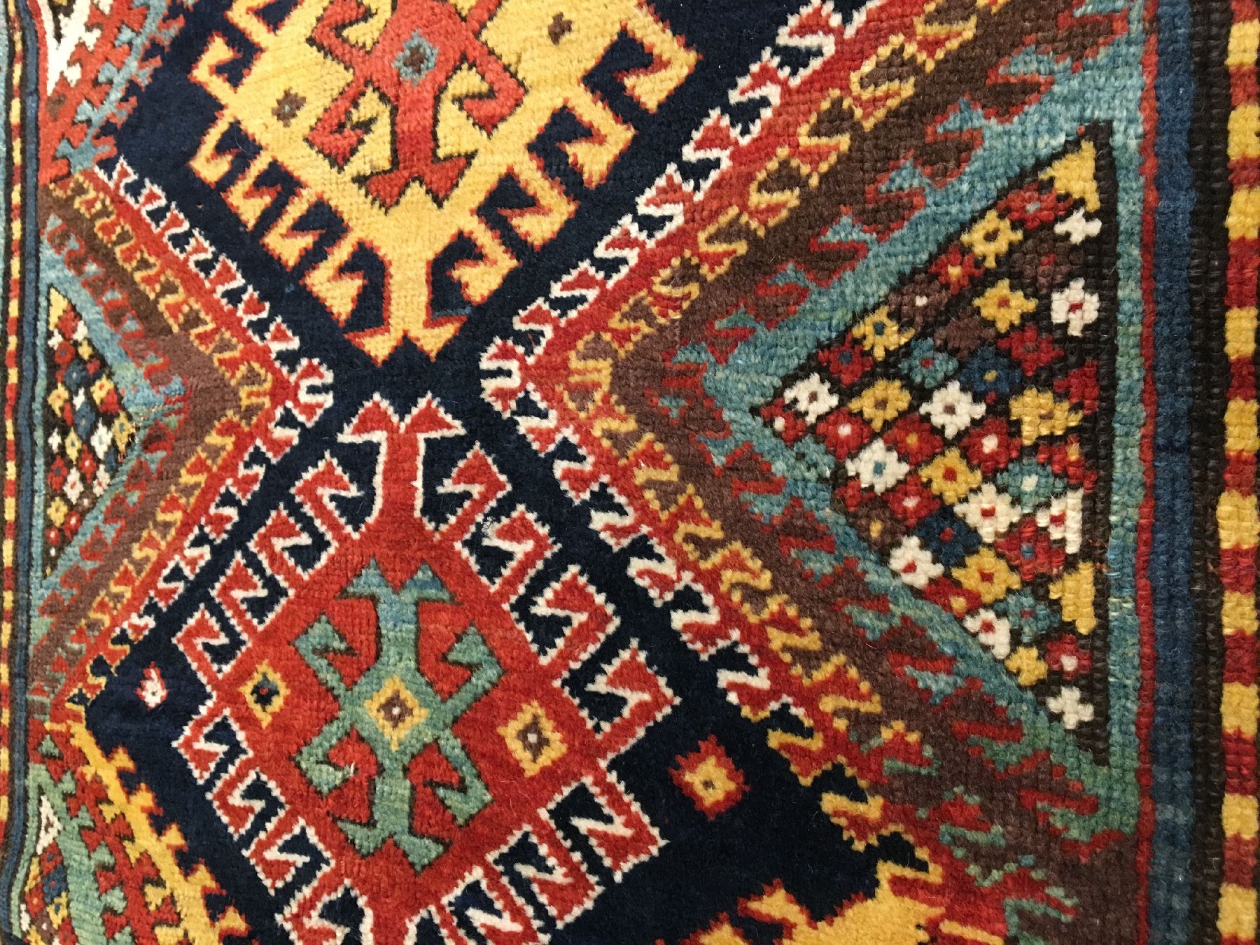 Detail d: Kasak antik, Südwestkaukasus, 19.Jhd., Wolle geknüpft auf Wolle. Farbenfroher Kasak im Long-Rug Format mit erstklassigen Naturfarben. Hakenrauten ...