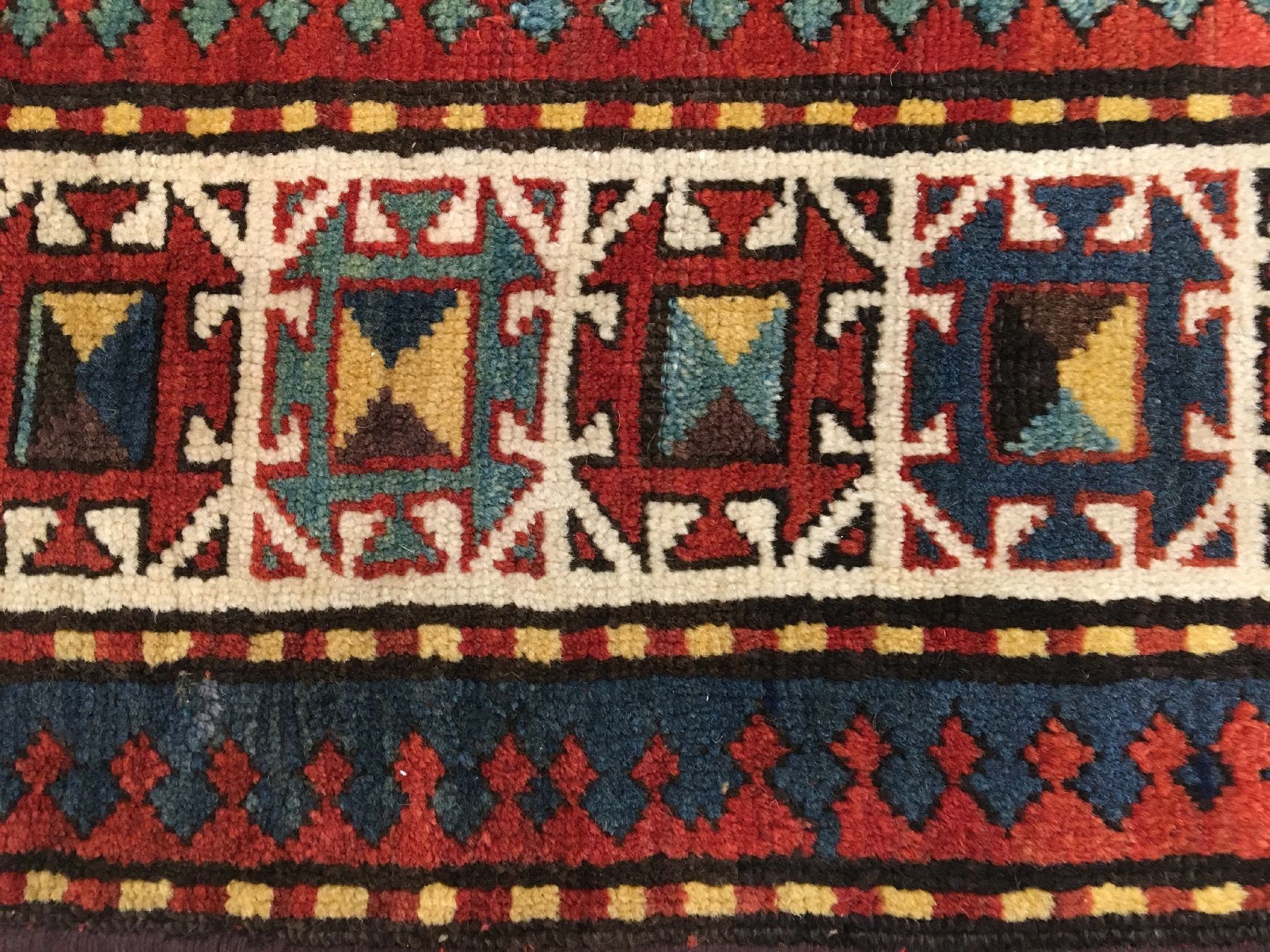 Detail e: Kasak antik, Südwestkaukasus, 19.Jhd., Wolle geknüpft auf Wolle. Farbenfroher Kasak im Long-Rug Format mit erstklassigen Naturfarben. Hakenrauten ...