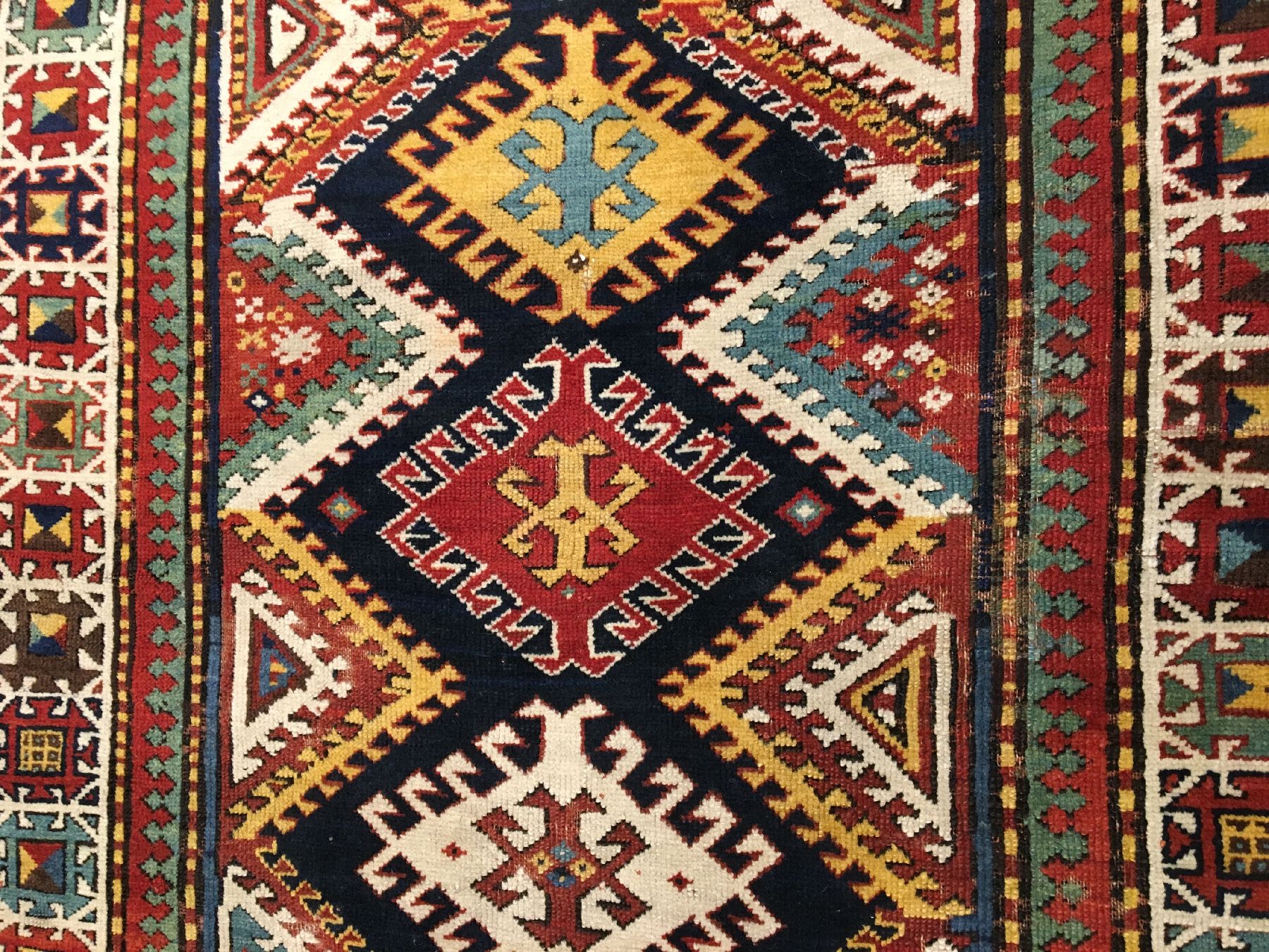 Detail f: Kasak antik, Südwestkaukasus, 19.Jhd., Wolle geknüpft auf Wolle. Farbenfroher Kasak im Long-Rug Format mit erstklassigen Naturfarben. Hakenrauten ...