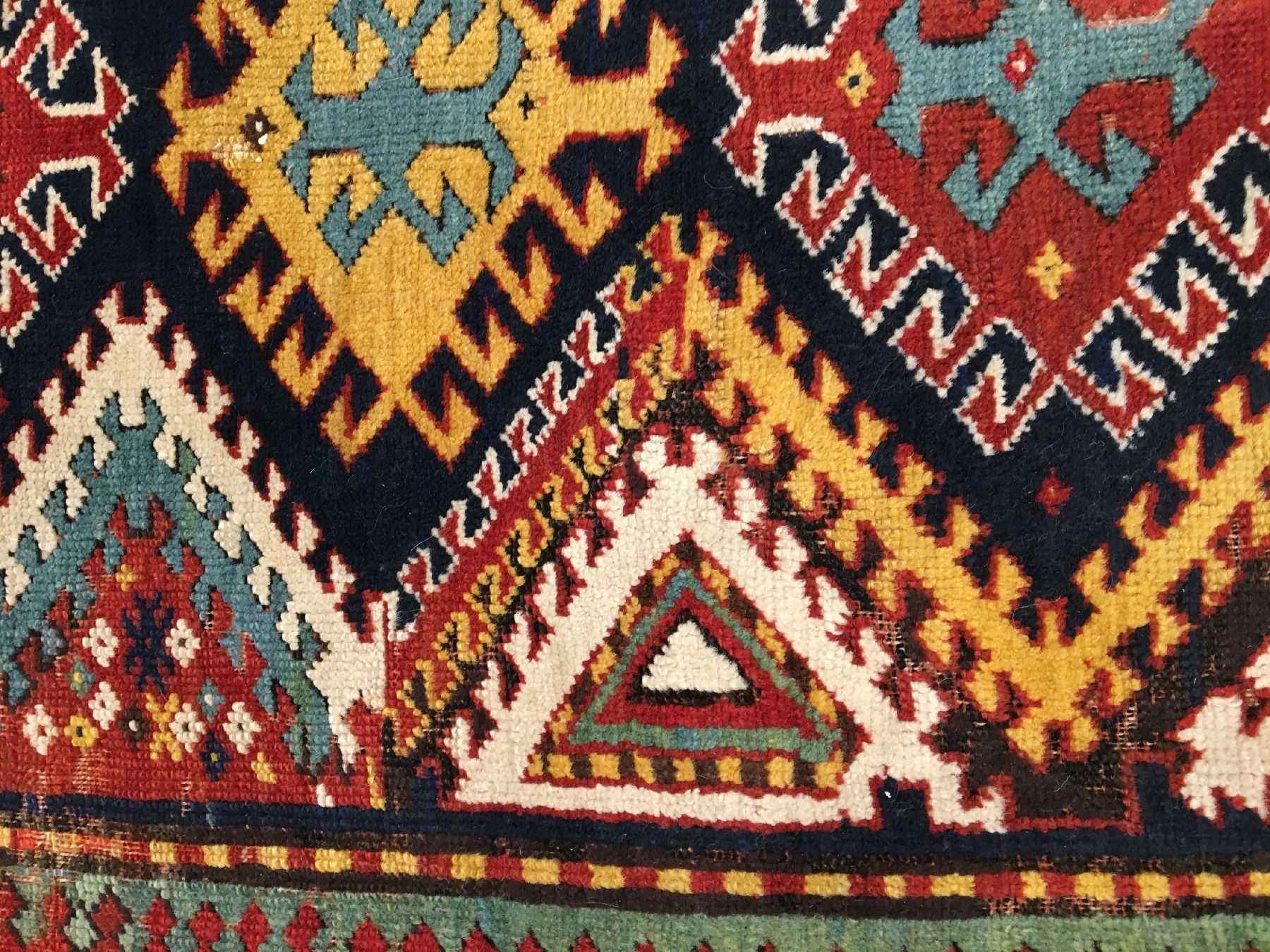 Detail g: Kasak antik, Südwestkaukasus, 19.Jhd., Wolle geknüpft auf Wolle. Farbenfroher Kasak im Long-Rug Format mit erstklassigen Naturfarben. Hakenrauten ...