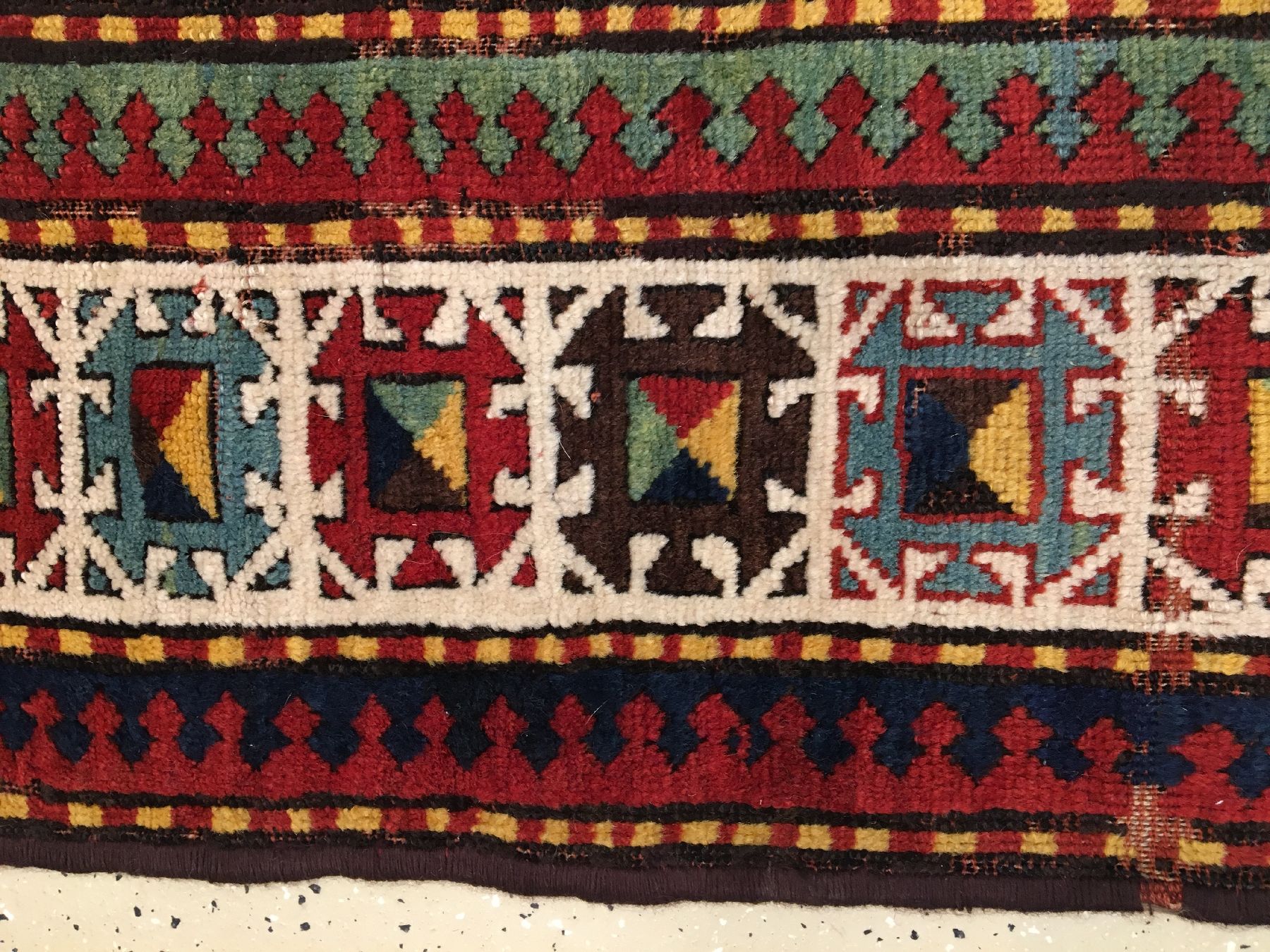 Detail h: Kasak antik, Südwestkaukasus, 19.Jhd., Wolle geknüpft auf Wolle. Farbenfroher Kasak im Long-Rug Format mit erstklassigen Naturfarben. Hakenrauten ...