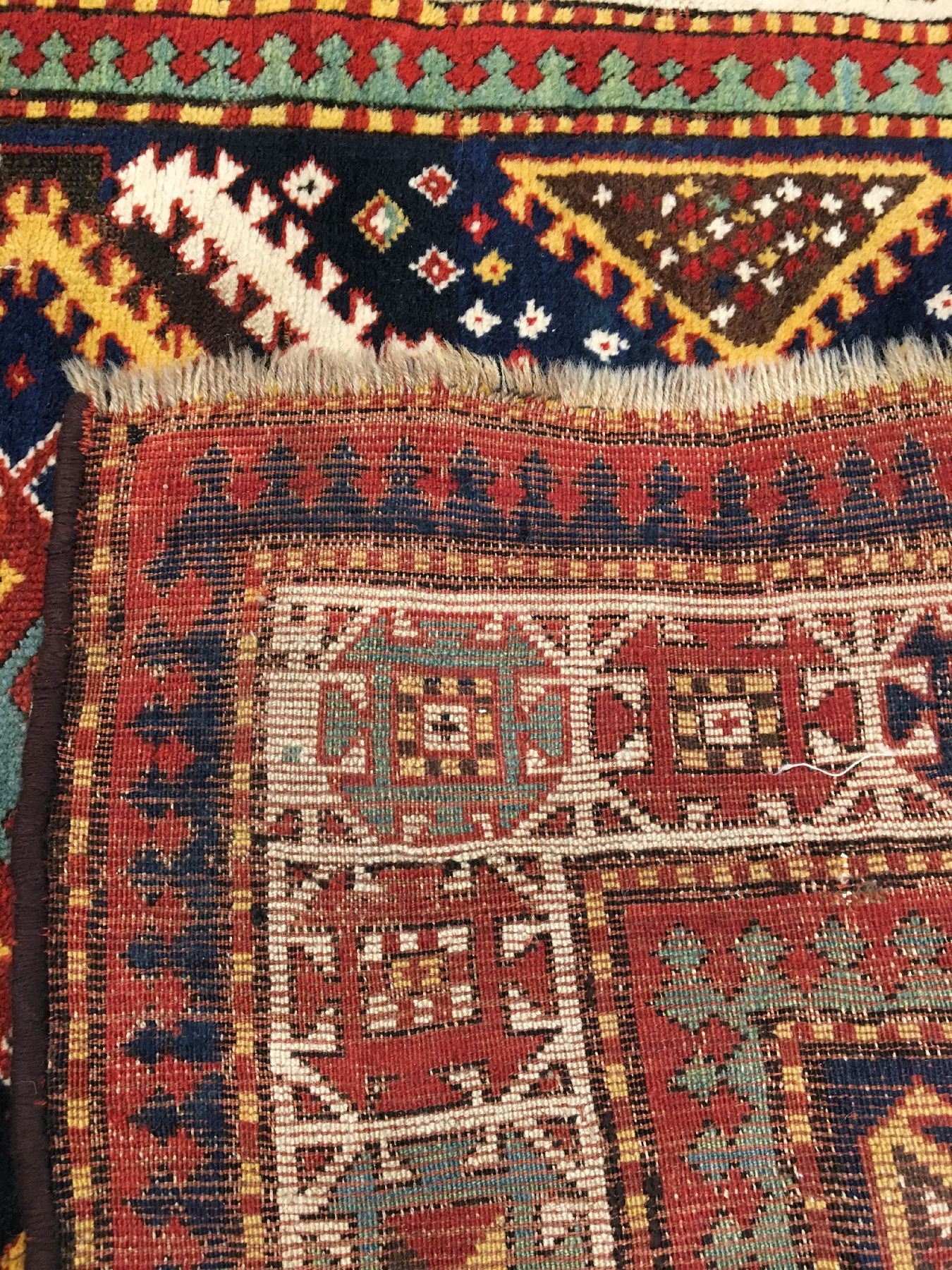 Detail i: Kasak antik, Südwestkaukasus, 19.Jhd., Wolle geknüpft auf Wolle. Farbenfroher Kasak im Long-Rug Format mit erstklassigen Naturfarben. Hakenrauten ...