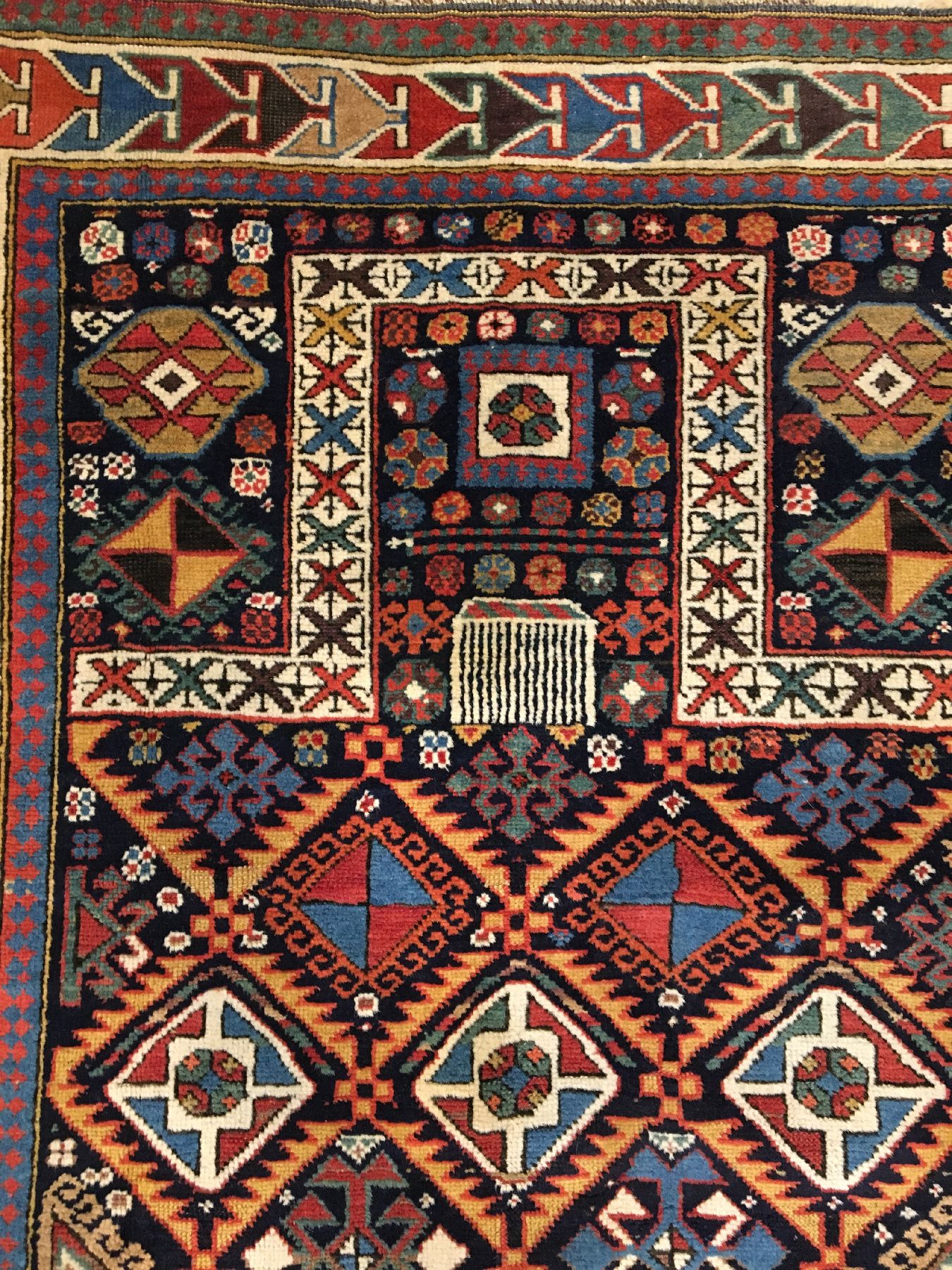 Detail b: Seltener feiner Akstafa "Gebetsteppich" antik, Südostkaukasus, 19.Jhd., Wolle geknüpft a uf Wolle. Qualitativ sehr hochwertiger Akstafa ...