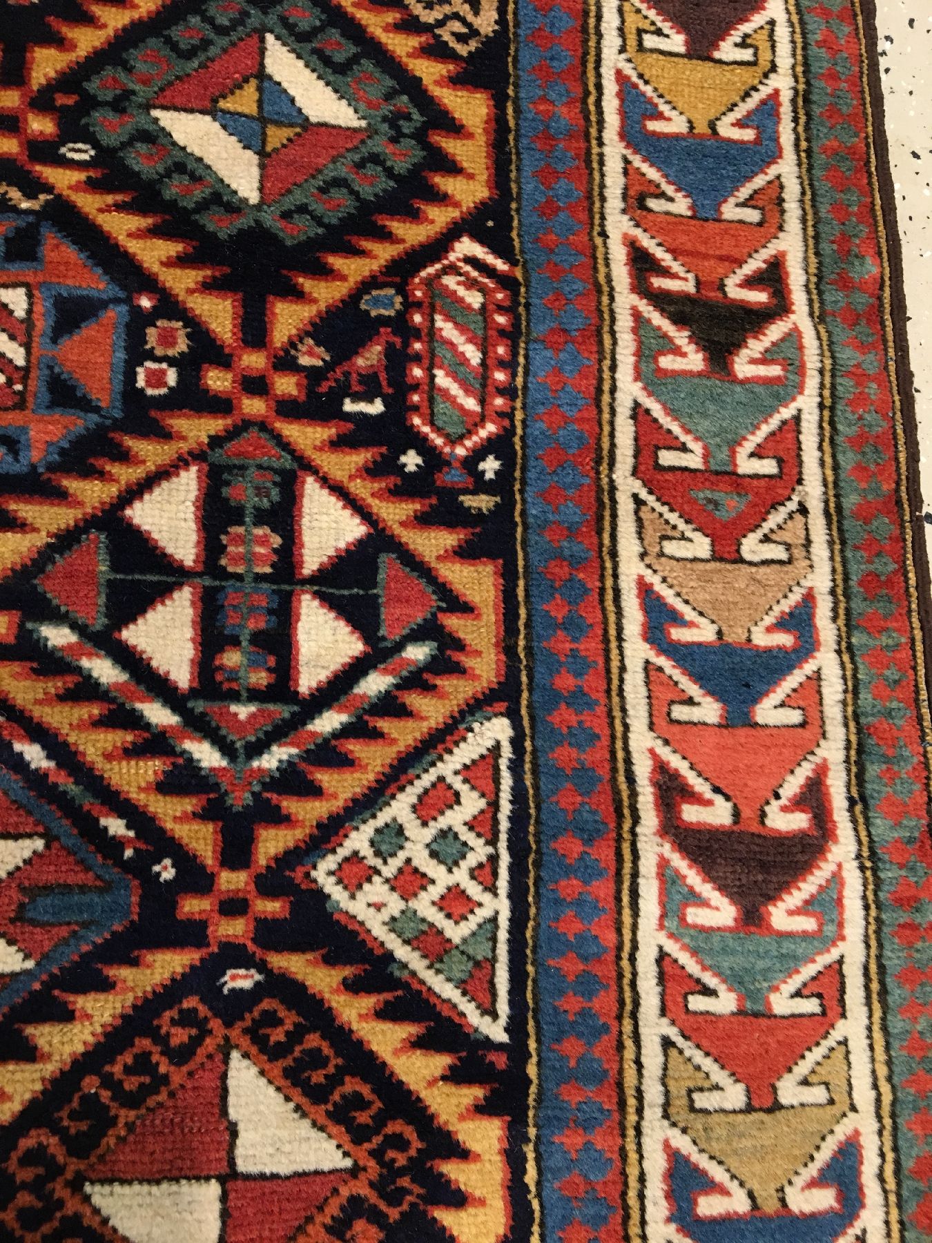 Detail e: Seltener feiner Akstafa "Gebetsteppich" antik, Südostkaukasus, 19.Jhd., Wolle geknüpft a uf Wolle. Qualitativ sehr hochwertiger Akstafa ...