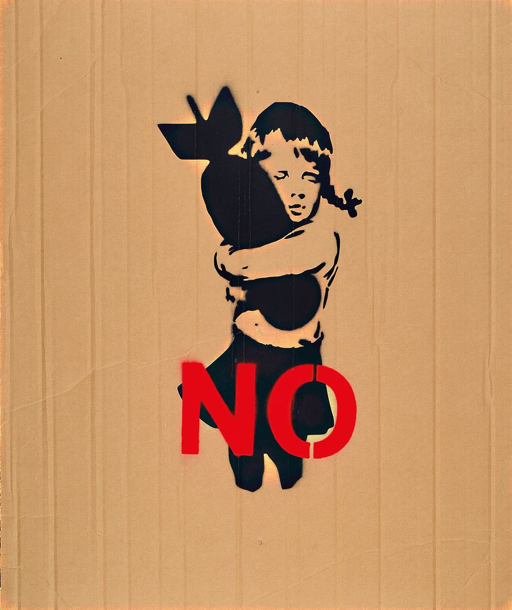 Banksy, zeitgenössischer britischer Künstler, Bomb Hugger No, spray paint auf Wellpappe, Demonstrationsplakat, daher zwei Löcher, wo es an der ...