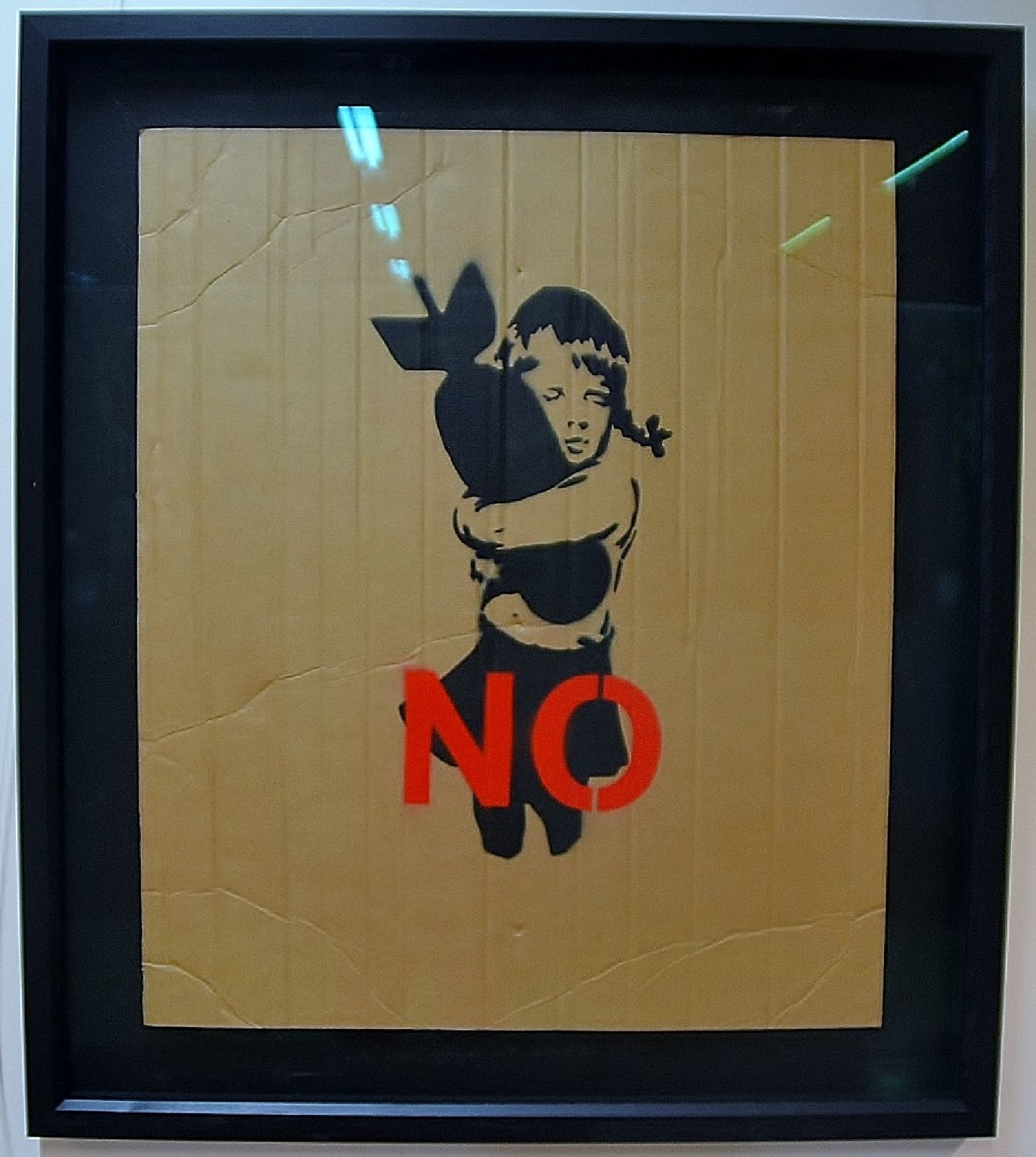 Detail a: Banksy, zeitgenössischer britischer Künstler, Bomb Hugger No, spray paint auf Wellpappe, Demonstrationsplakat, daher zwei Löcher, wo es an der ...