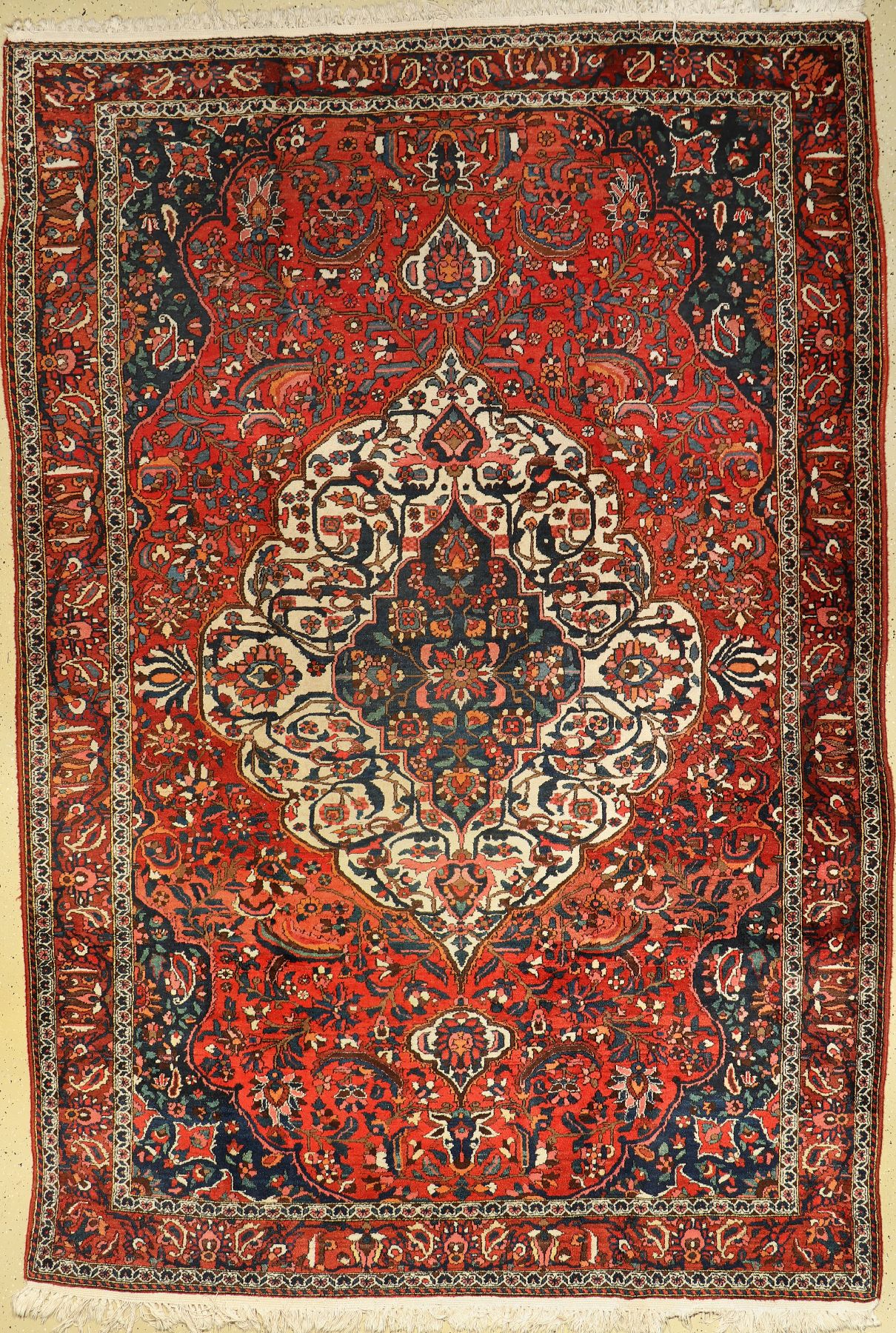 Bachtiar alt, Persien, ca. 50 Jahre, Wolle auf Baumwolle, ca. 339 x 225 cm, EHZ: 3