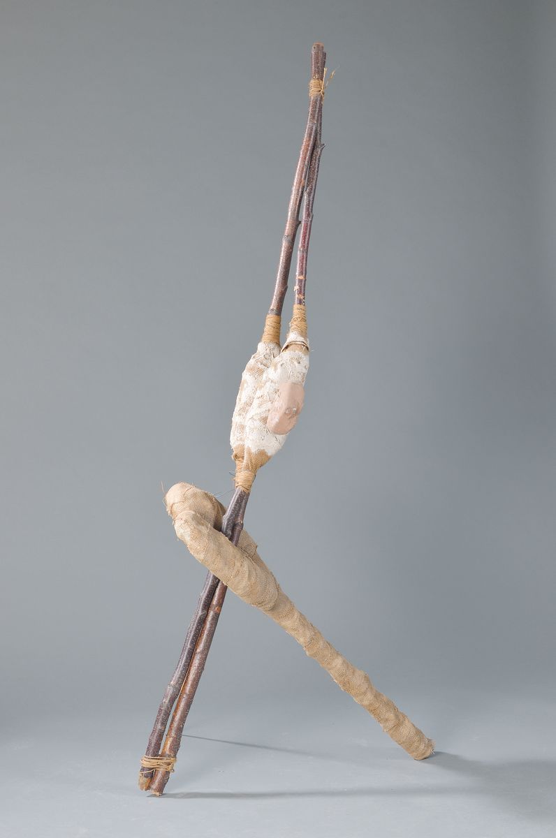 Madeleine Dietz, geb. 1953 Mannheim, mehrfach ausgezeichnete Künstlerin mit zahlreichen Ausst., hier: zwei Skulpturen, Holz, Leinen und Schnur, ...