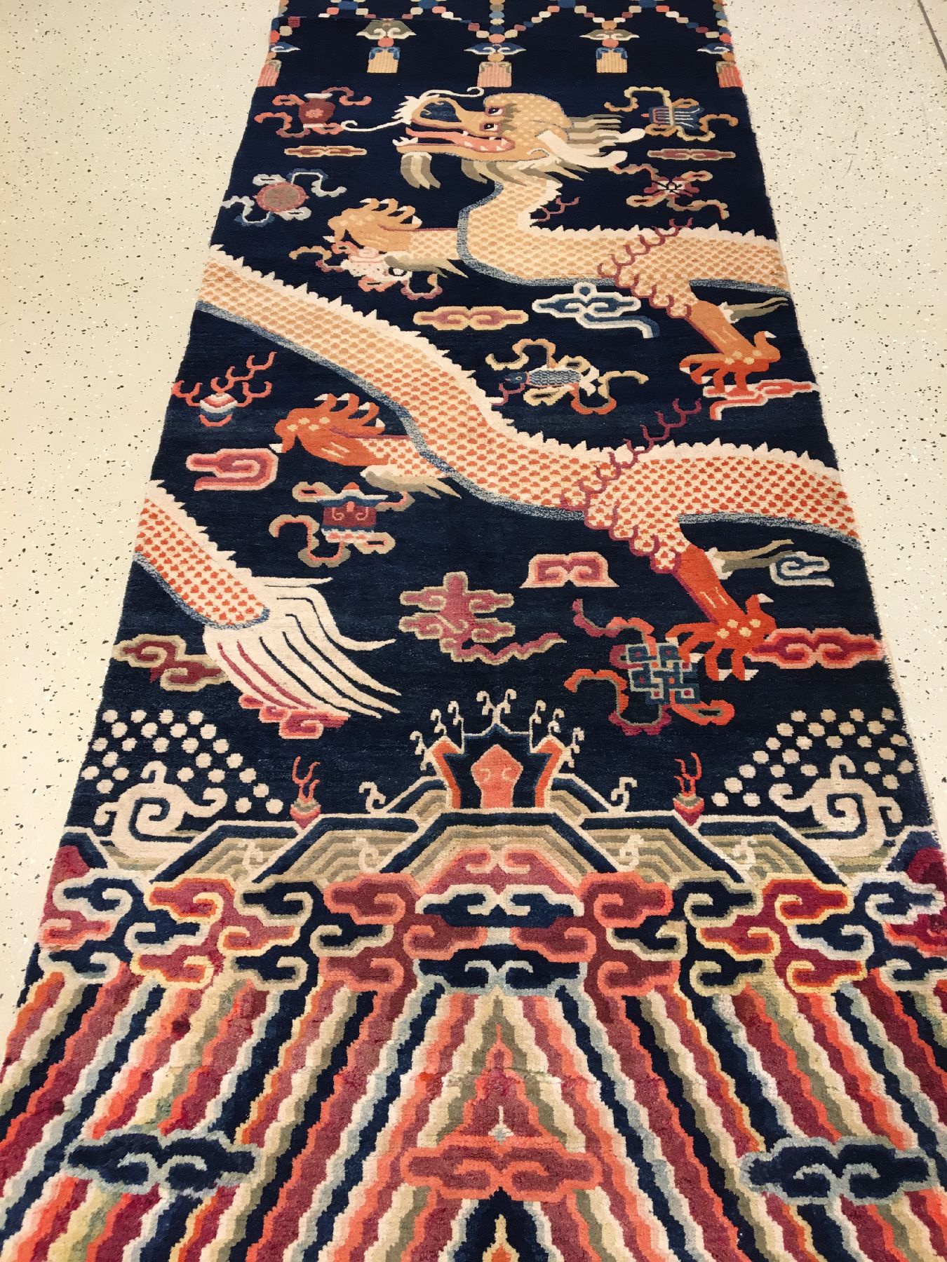 Detail a: Ning-Hsia "Drachen-Säulenteppich" antik, Westchina, um 1900, Wolle geknüpft auf Baumwolle. Säulenteppich mit fünfklauigen Drachen und ...