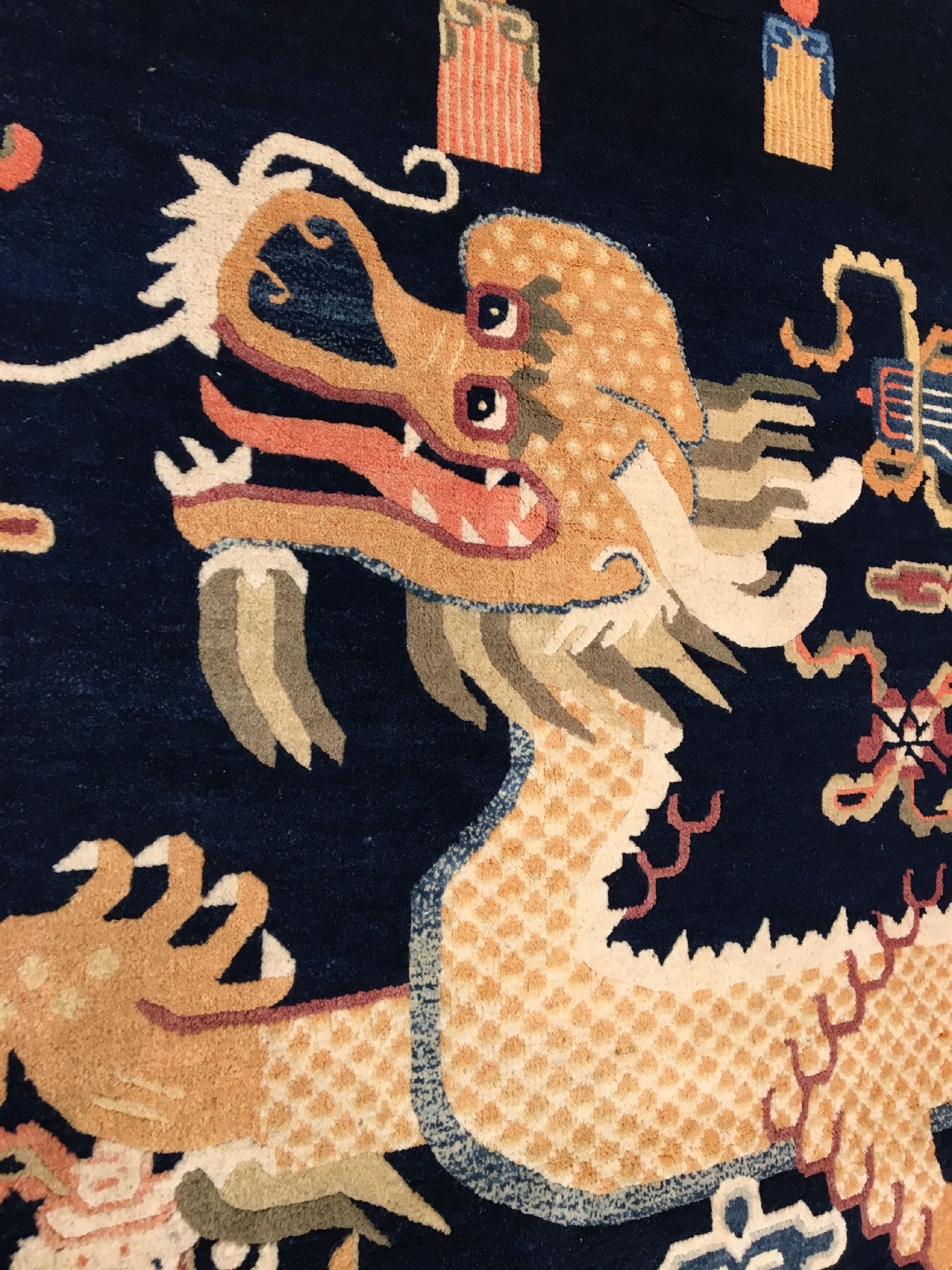 Detail b: Ning-Hsia "Drachen-Säulenteppich" antik, Westchina, um 1900, Wolle geknüpft auf Baumwolle. Säulenteppich mit fünfklauigen Drachen und ...