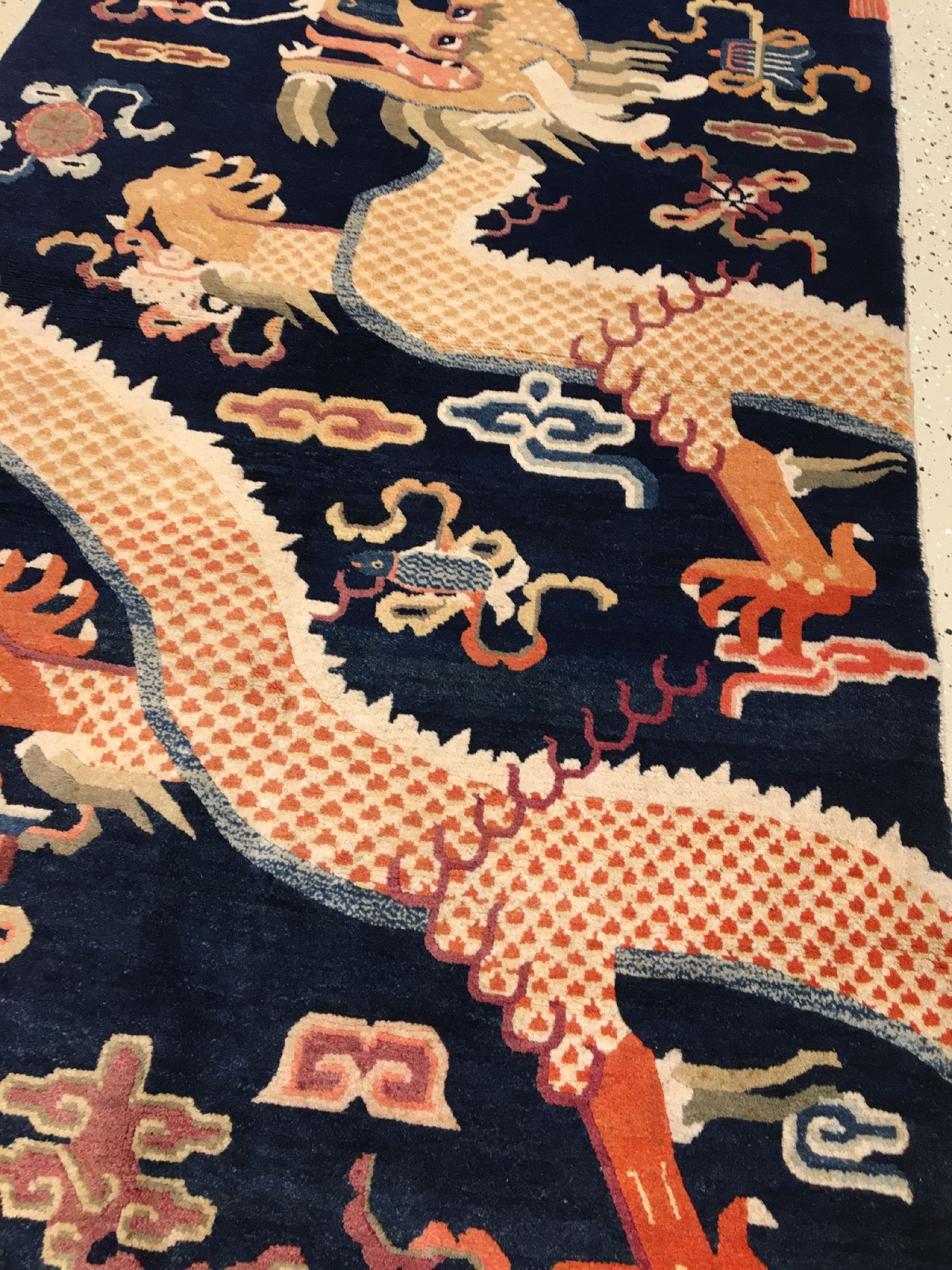Detail c: Ning-Hsia "Drachen-Säulenteppich" antik, Westchina, um 1900, Wolle geknüpft auf Baumwolle. Säulenteppich mit fünfklauigen Drachen und ...