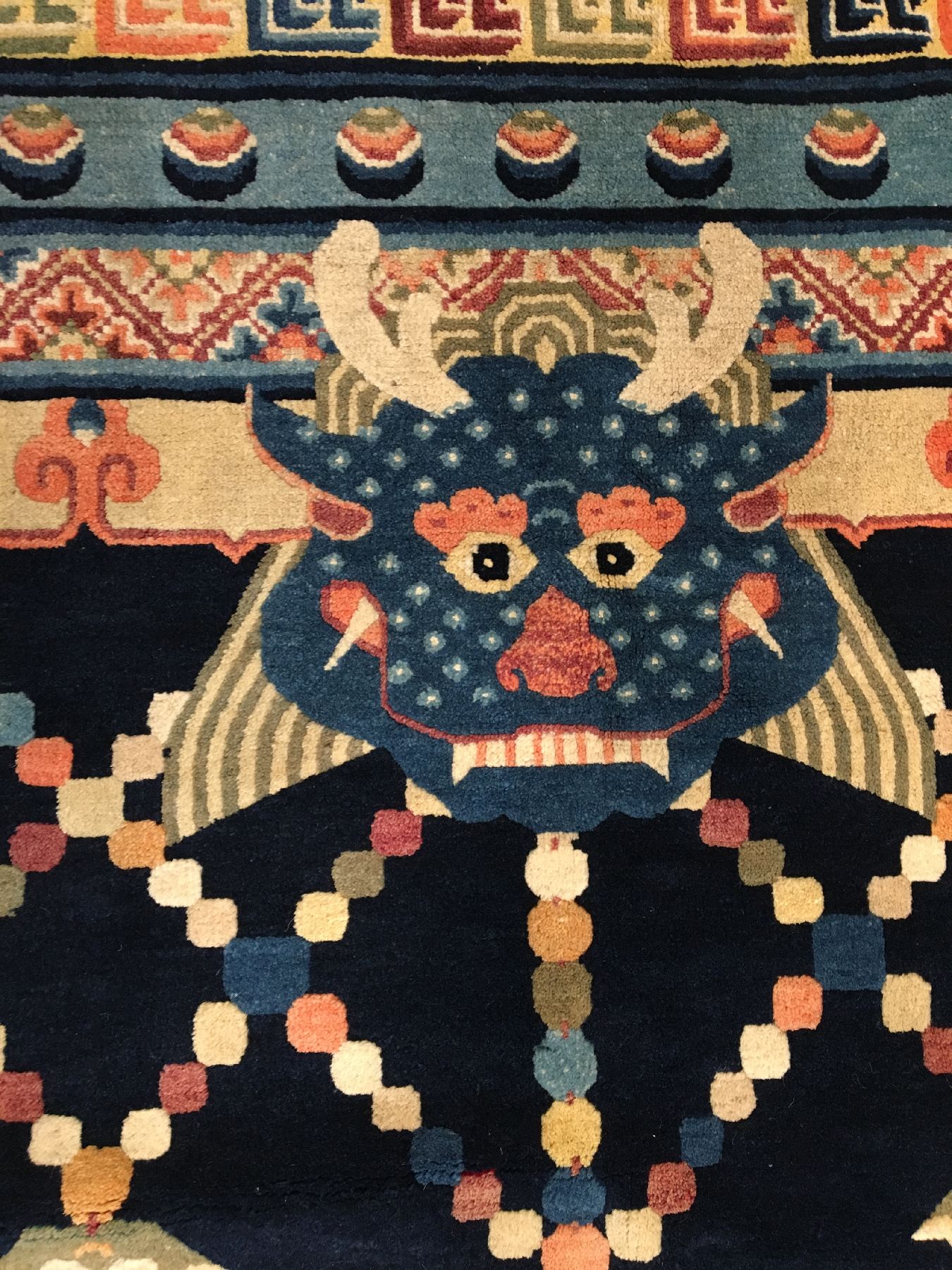 Detail d: Ning-Hsia "Drachen-Säulenteppich" antik, Westchina, um 1900, Wolle geknüpft auf Baumwolle. Säulenteppich mit fünfklauigen Drachen und ...