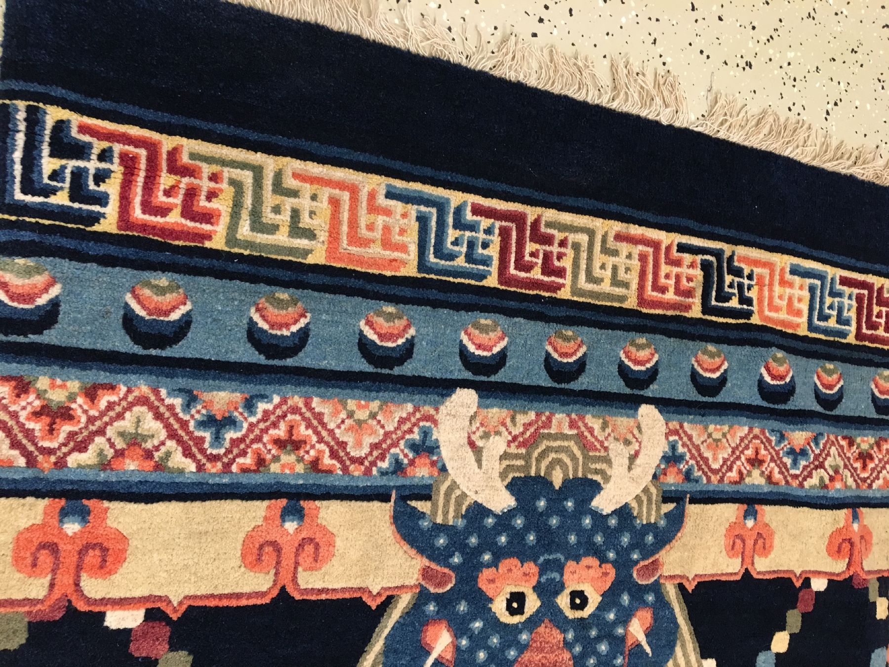 Detail e: Ning-Hsia "Drachen-Säulenteppich" antik, Westchina, um 1900, Wolle geknüpft auf Baumwolle. Säulenteppich mit fünfklauigen Drachen und ...