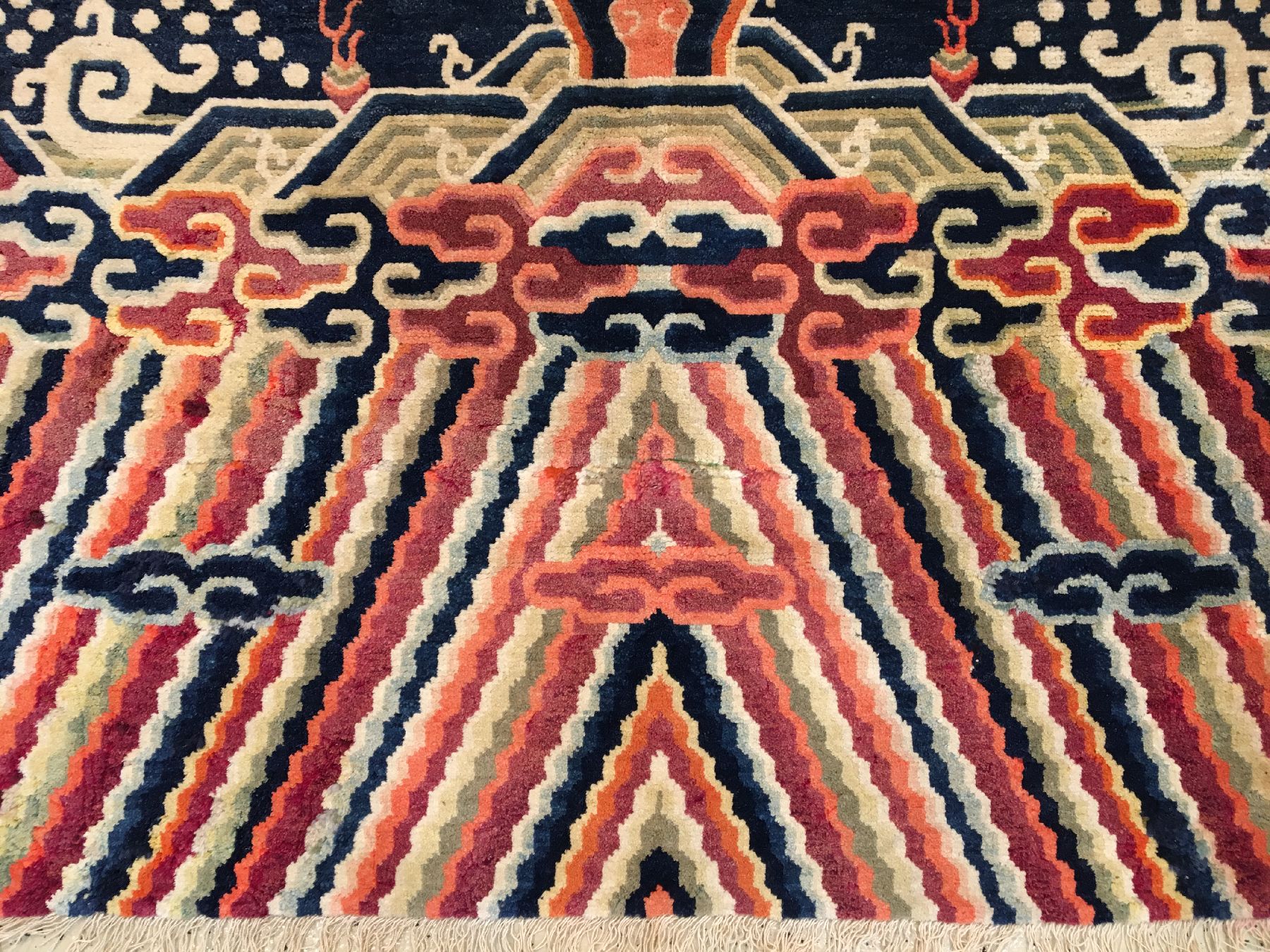 Detail g: Ning-Hsia "Drachen-Säulenteppich" antik, Westchina, um 1900, Wolle geknüpft auf Baumwolle. Säulenteppich mit fünfklauigen Drachen und ...
